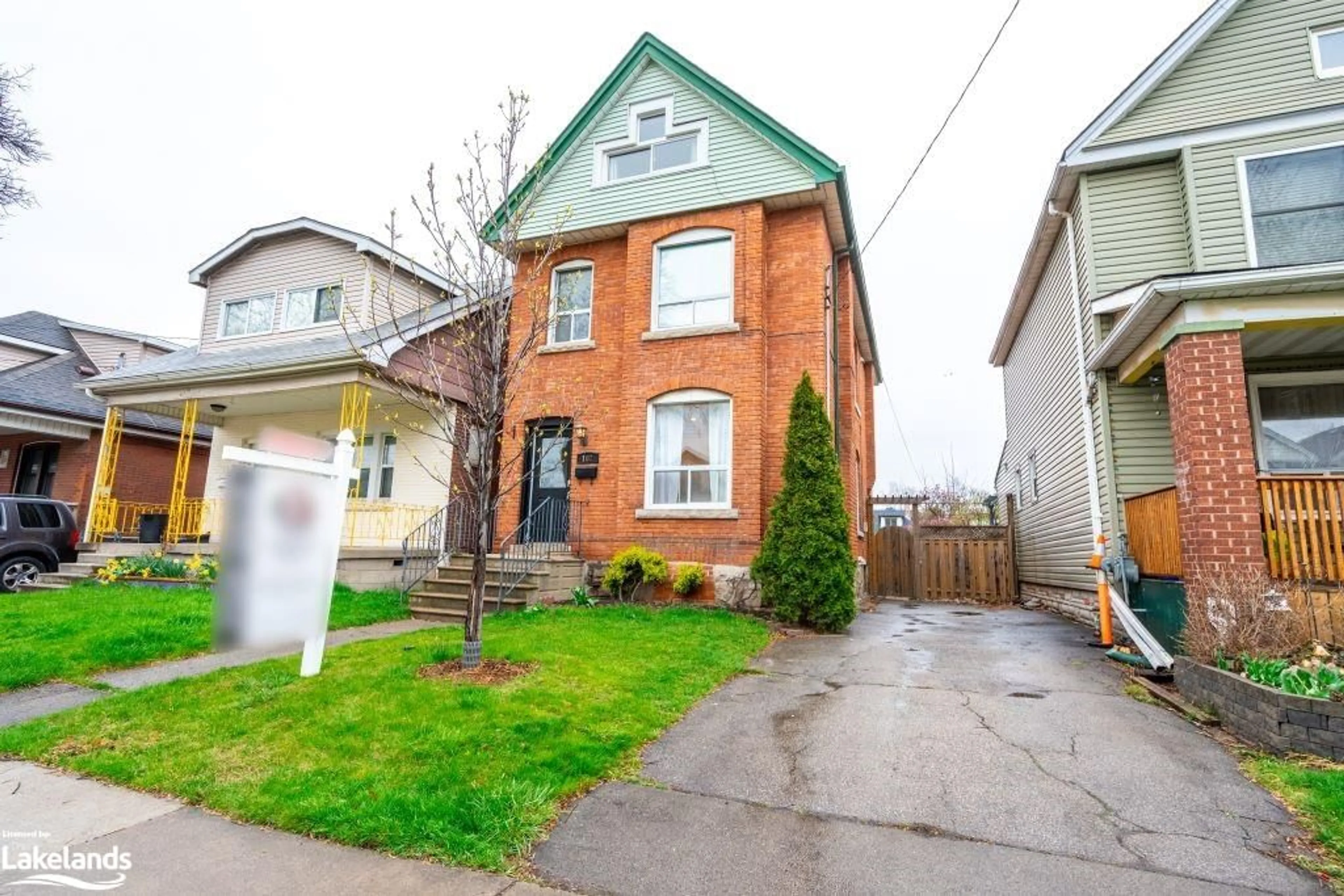 Frontside or backside of a home for 162 Avondale St, Hamilton Ontario L8L 7C2