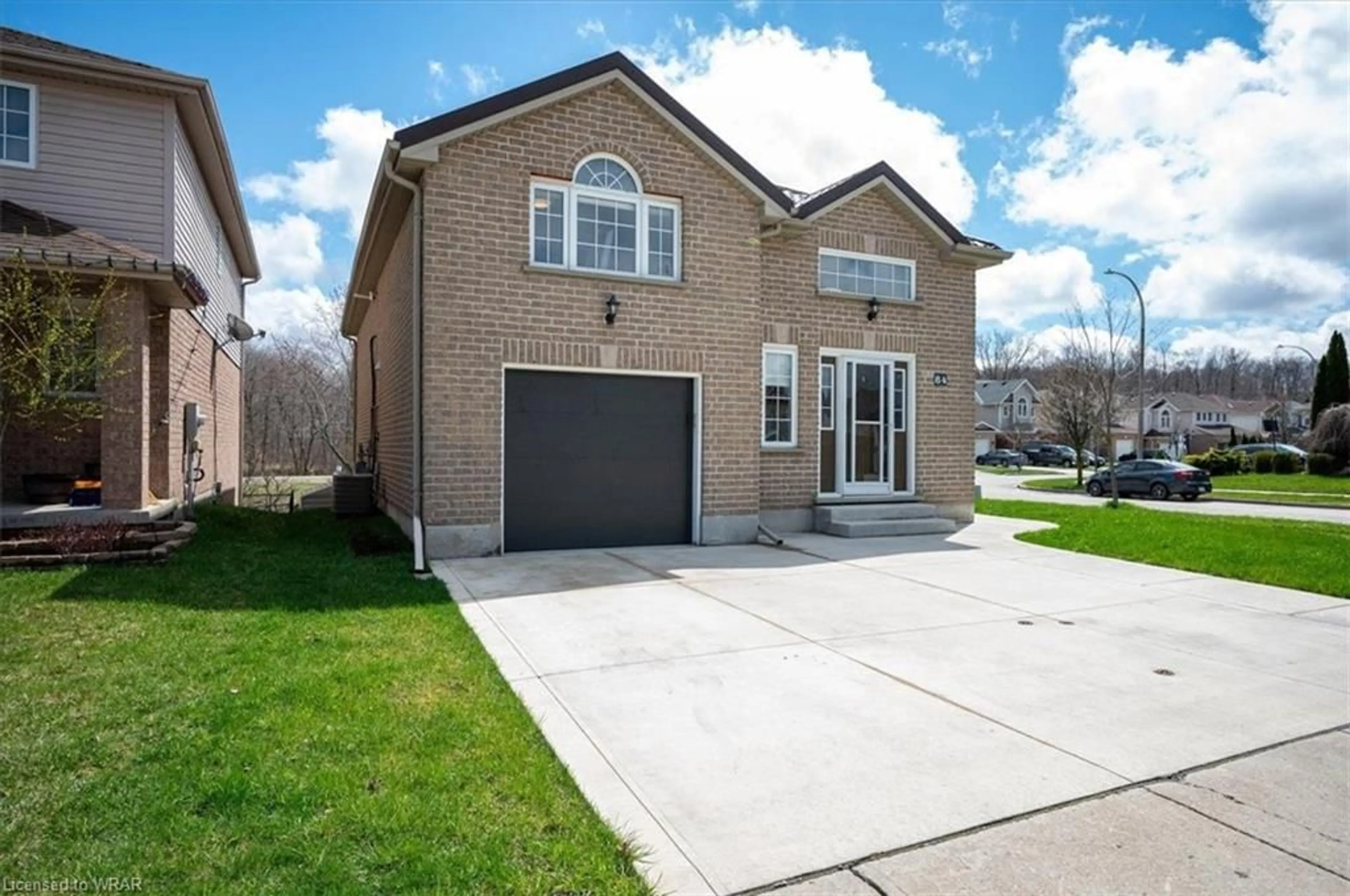 Frontside or backside of a home for 84 Everglade Cres, Kitchener Ontario N2E 3Y5