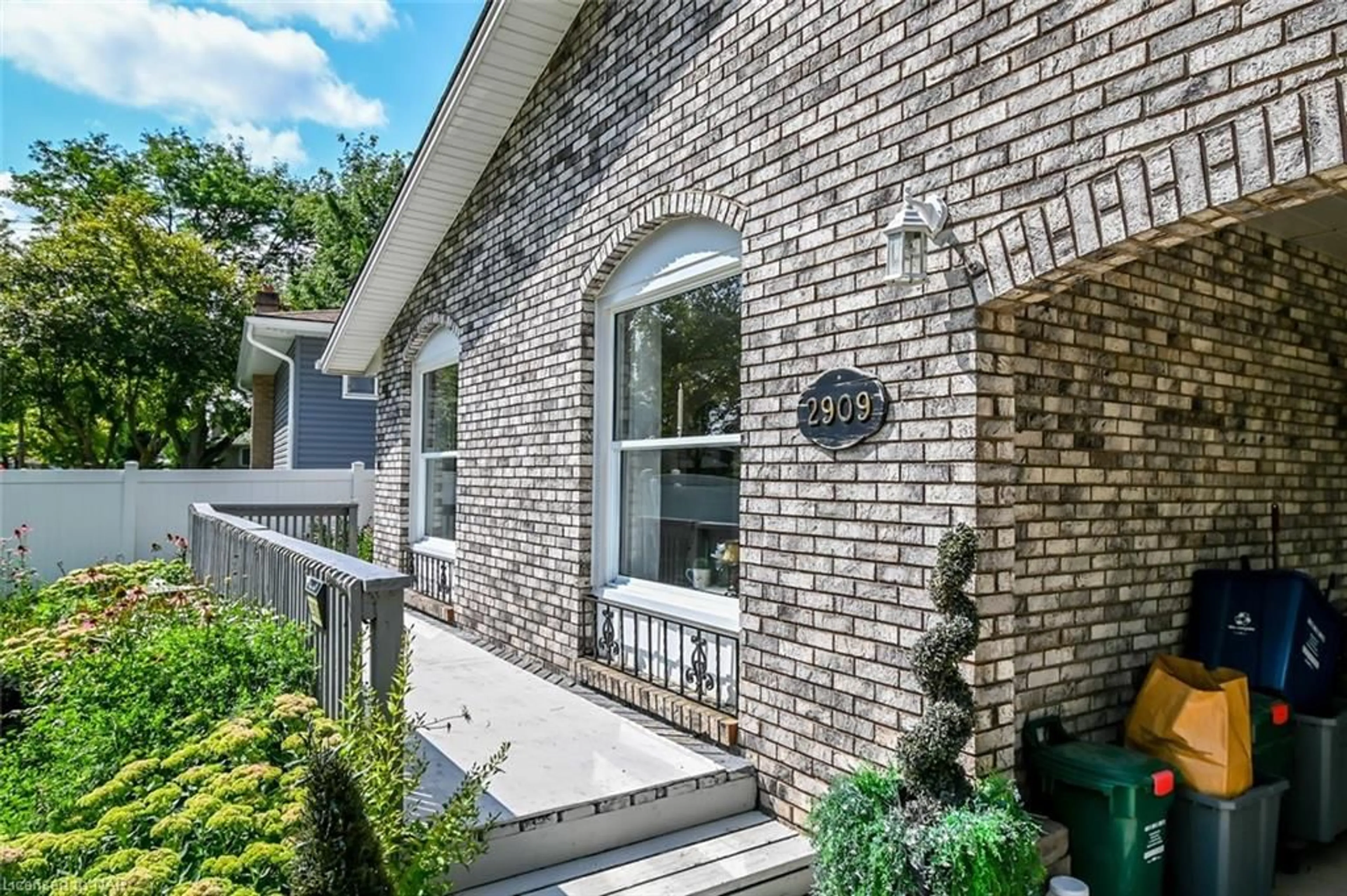 Home with brick exterior material for 2909 Henley Ave, Niagara Falls Ontario L2J 3M3