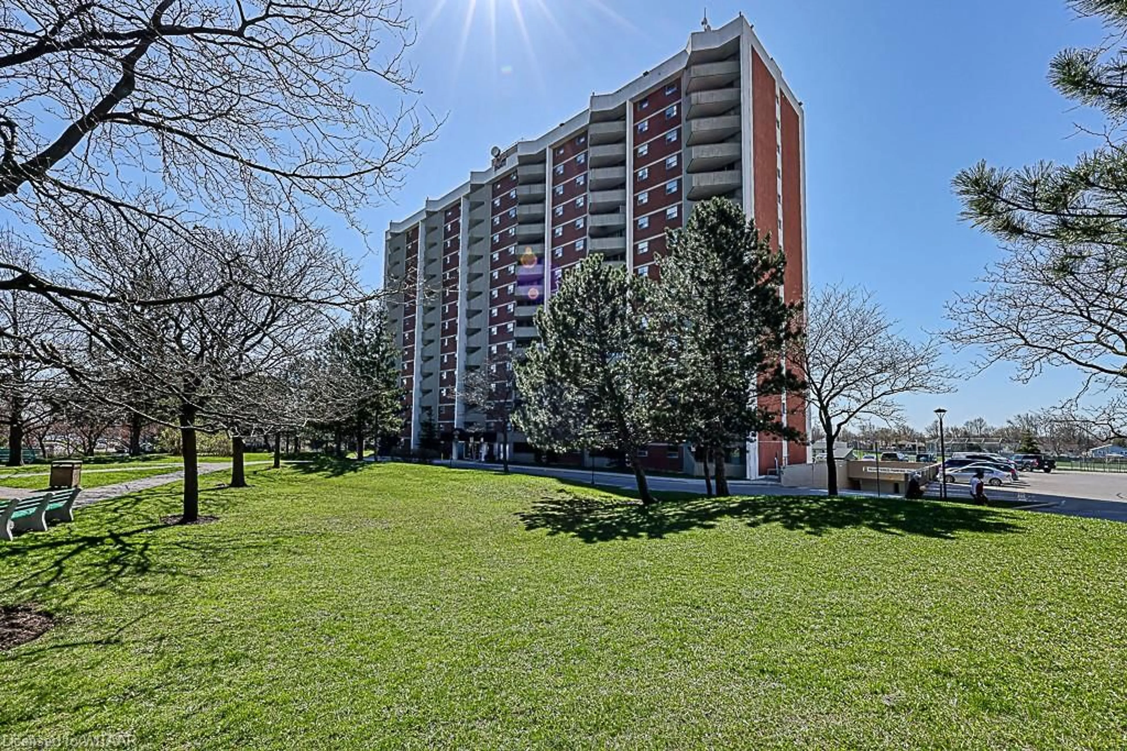 A pic from exterior of the house or condo for 1105 Jalna Blvd #1612, London Ontario N6E 2S9