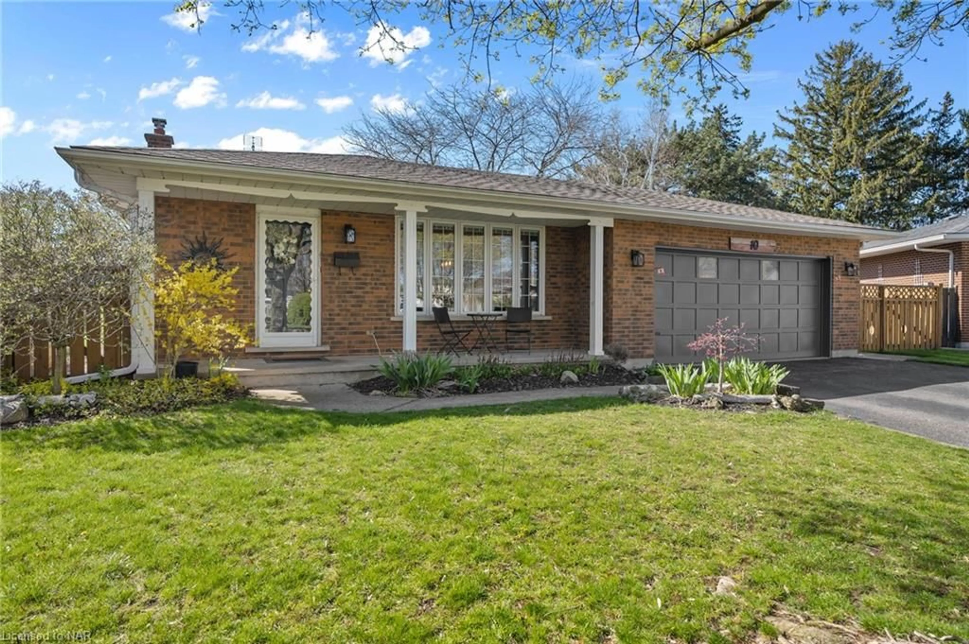 Home with brick exterior material for 10 Jolie Crt, St. Catharines Ontario L2M 6V6