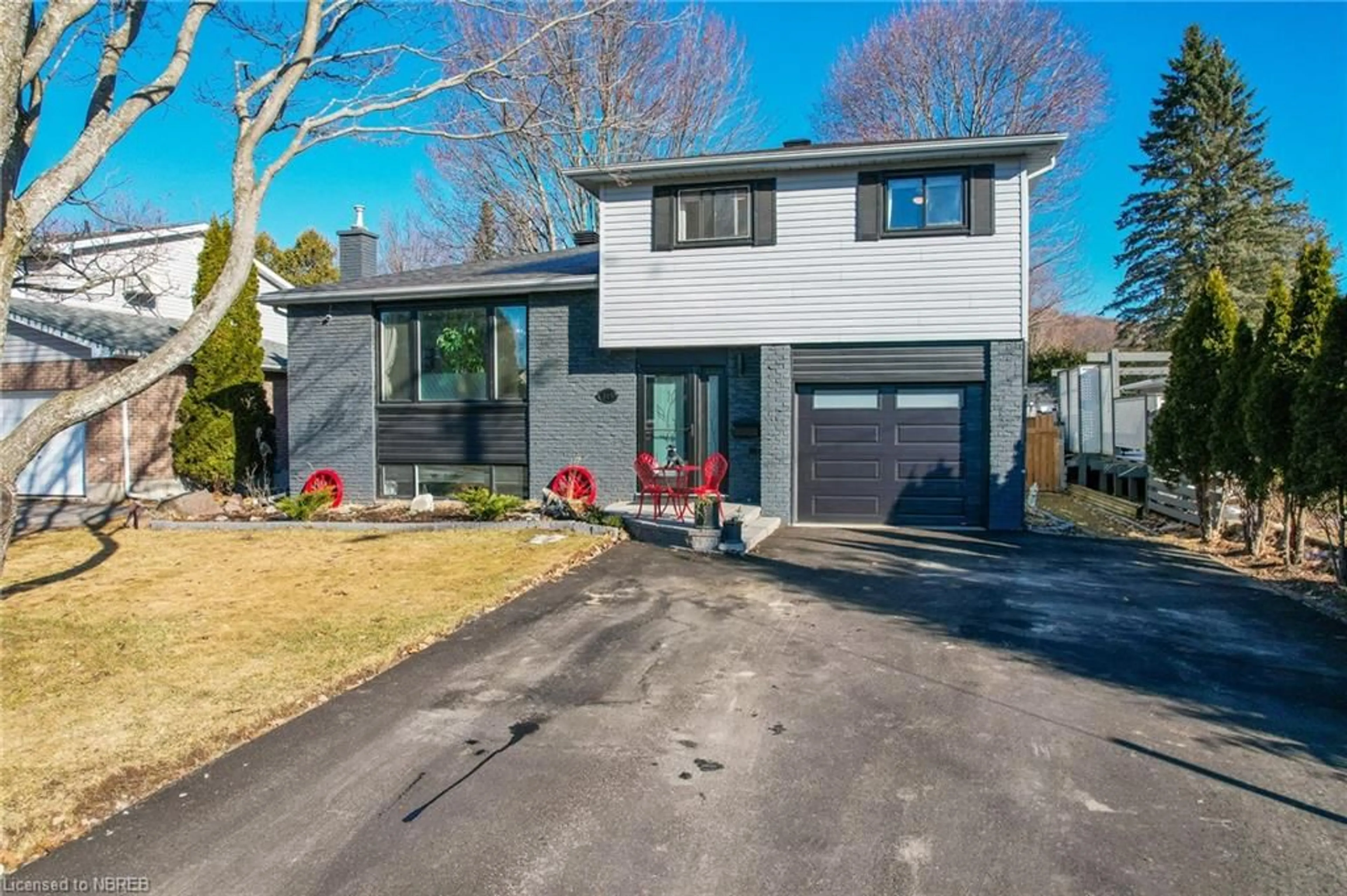 Frontside or backside of a home for 315 Cartier St, North Bay Ontario P1B 8N4