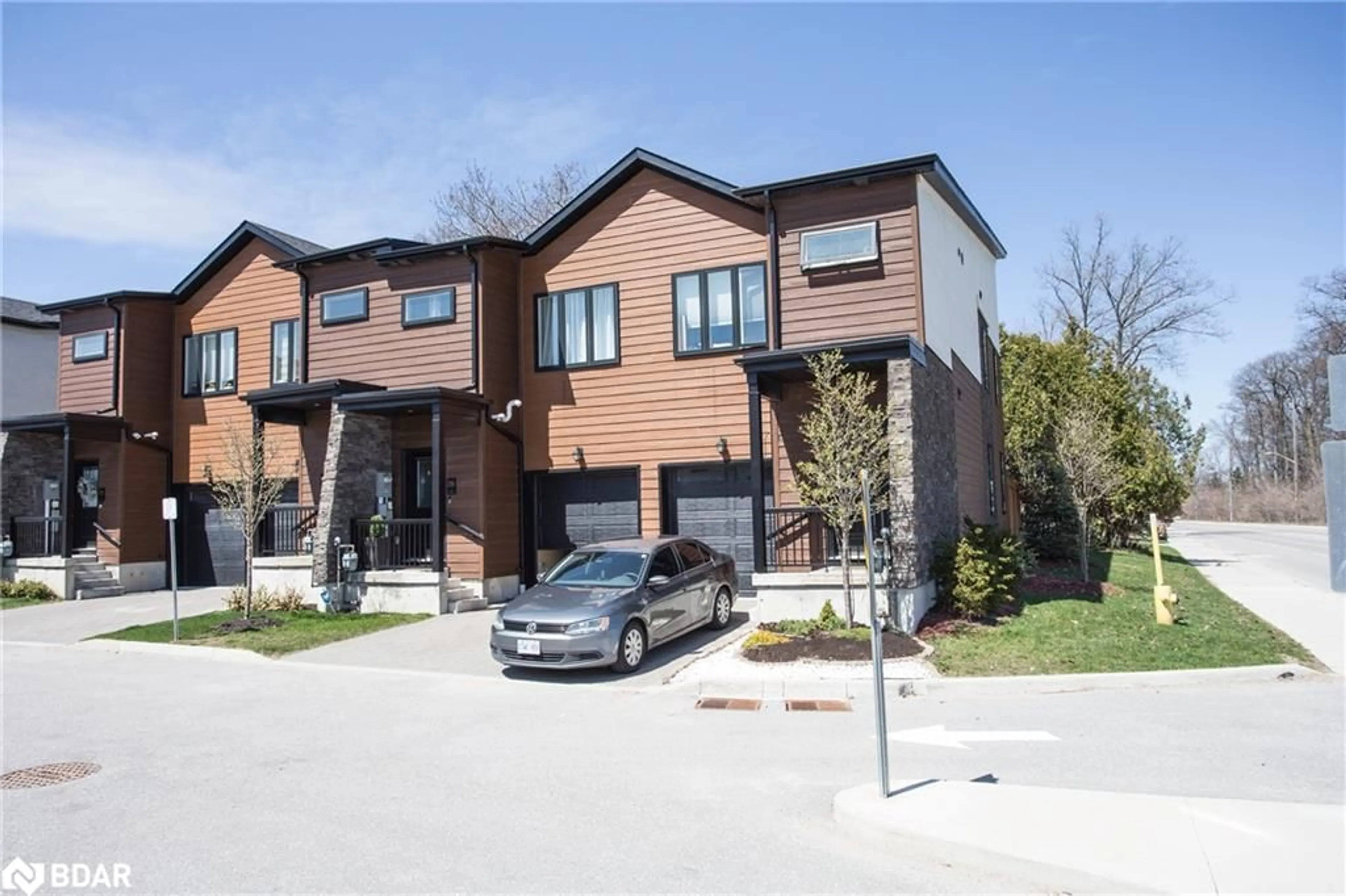 A pic from exterior of the house or condo for 28 Stonehart Lane Lane, Barrie Ontario L4M 7E8