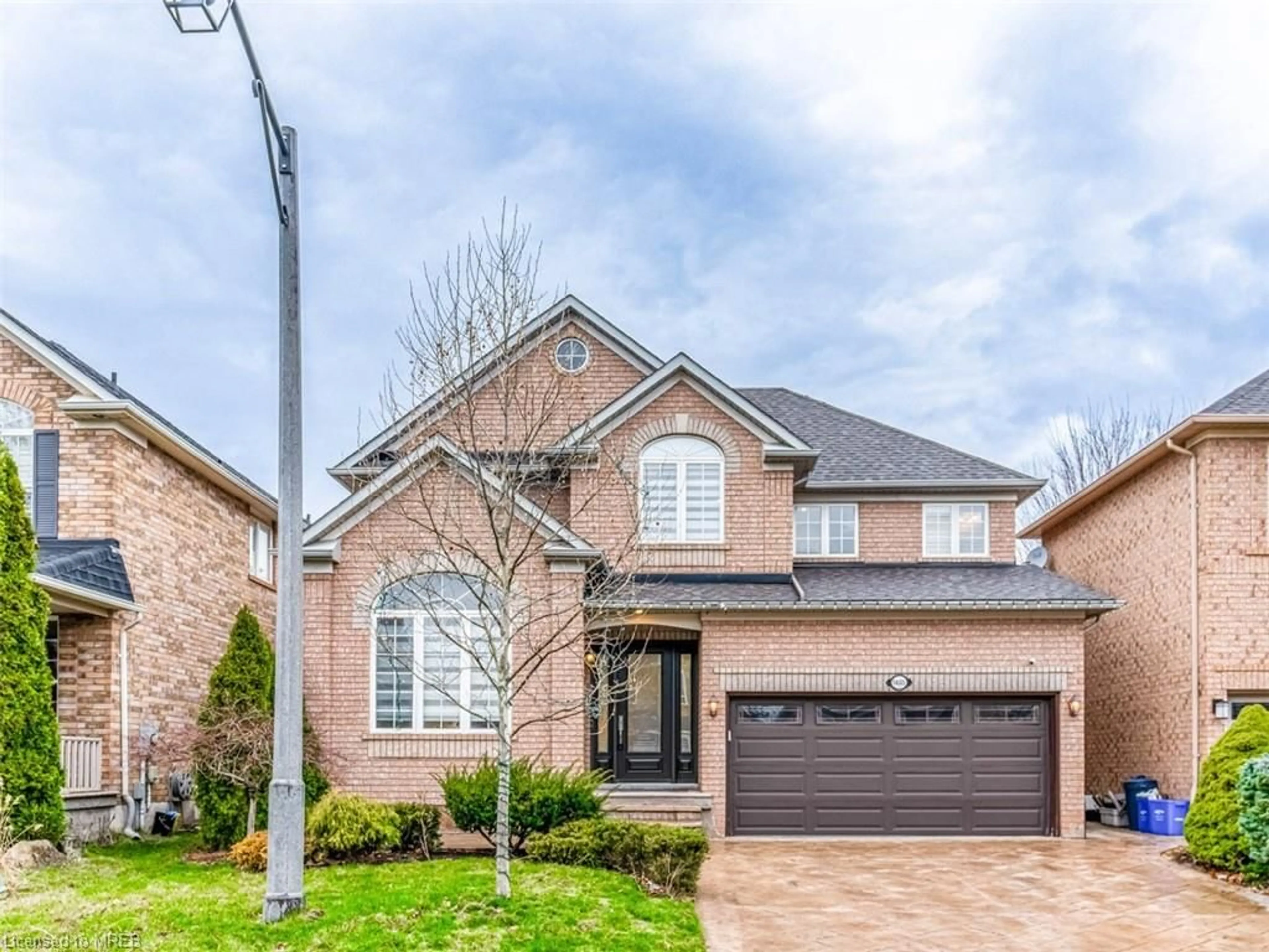 Home with brick exterior material for 1405 Thorncrest Cres, Oakville Ontario L6M 3Y9
