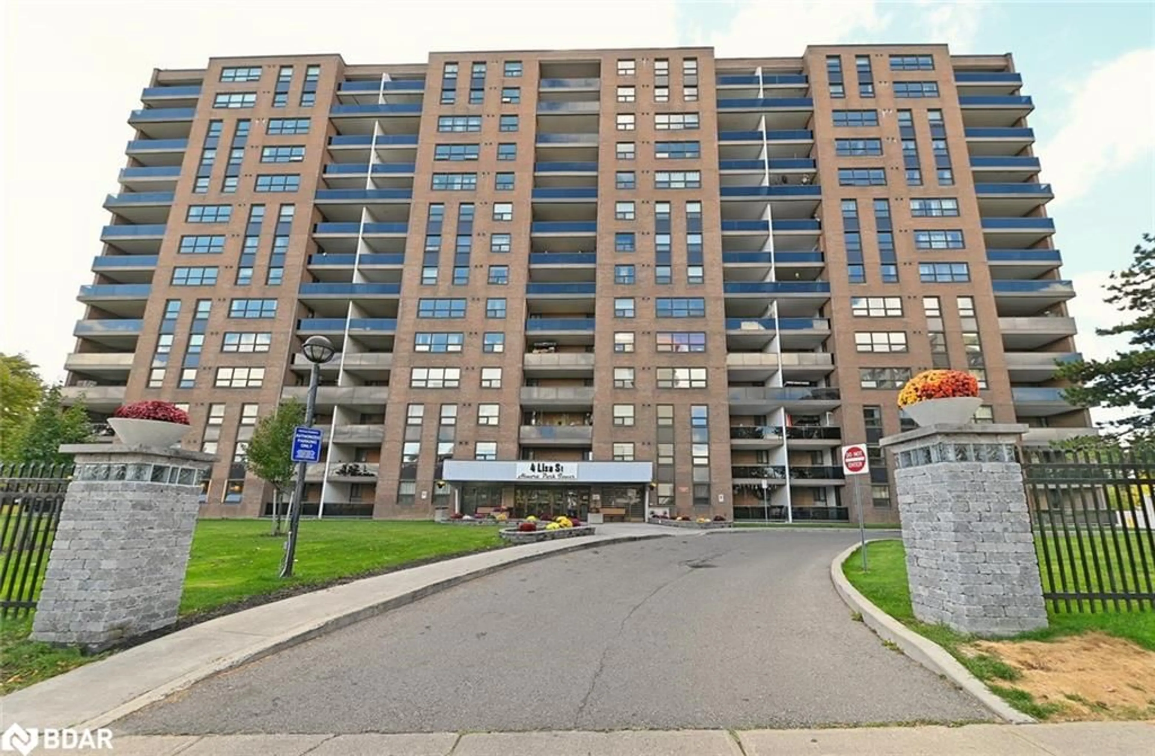 A pic from exterior of the house or condo for 4 Lisa St #511, Brampton Ontario L6T 4B6