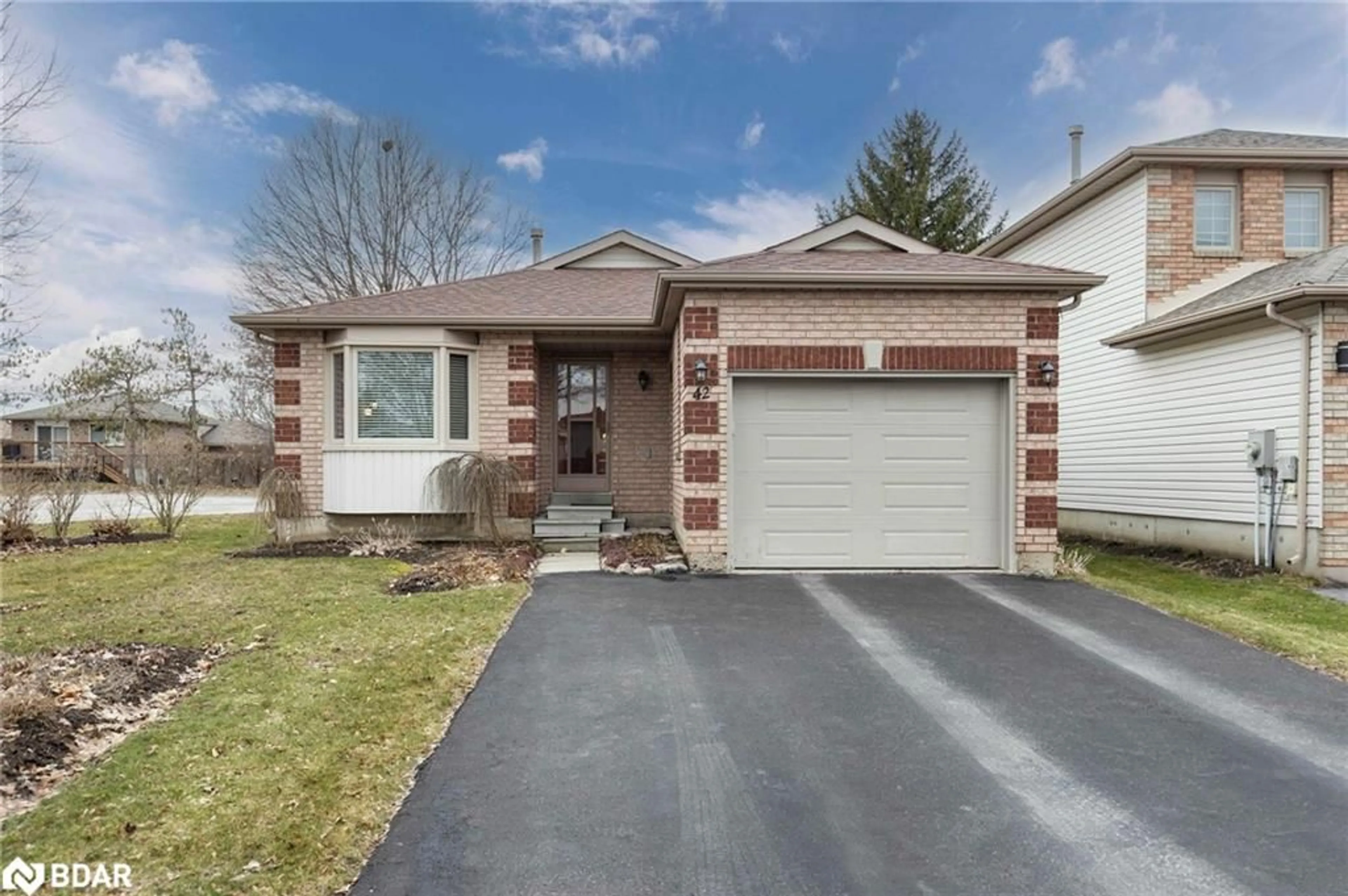 Frontside or backside of a home for 42 Assiniboine Dr, Barrie Ontario L4N 8G4