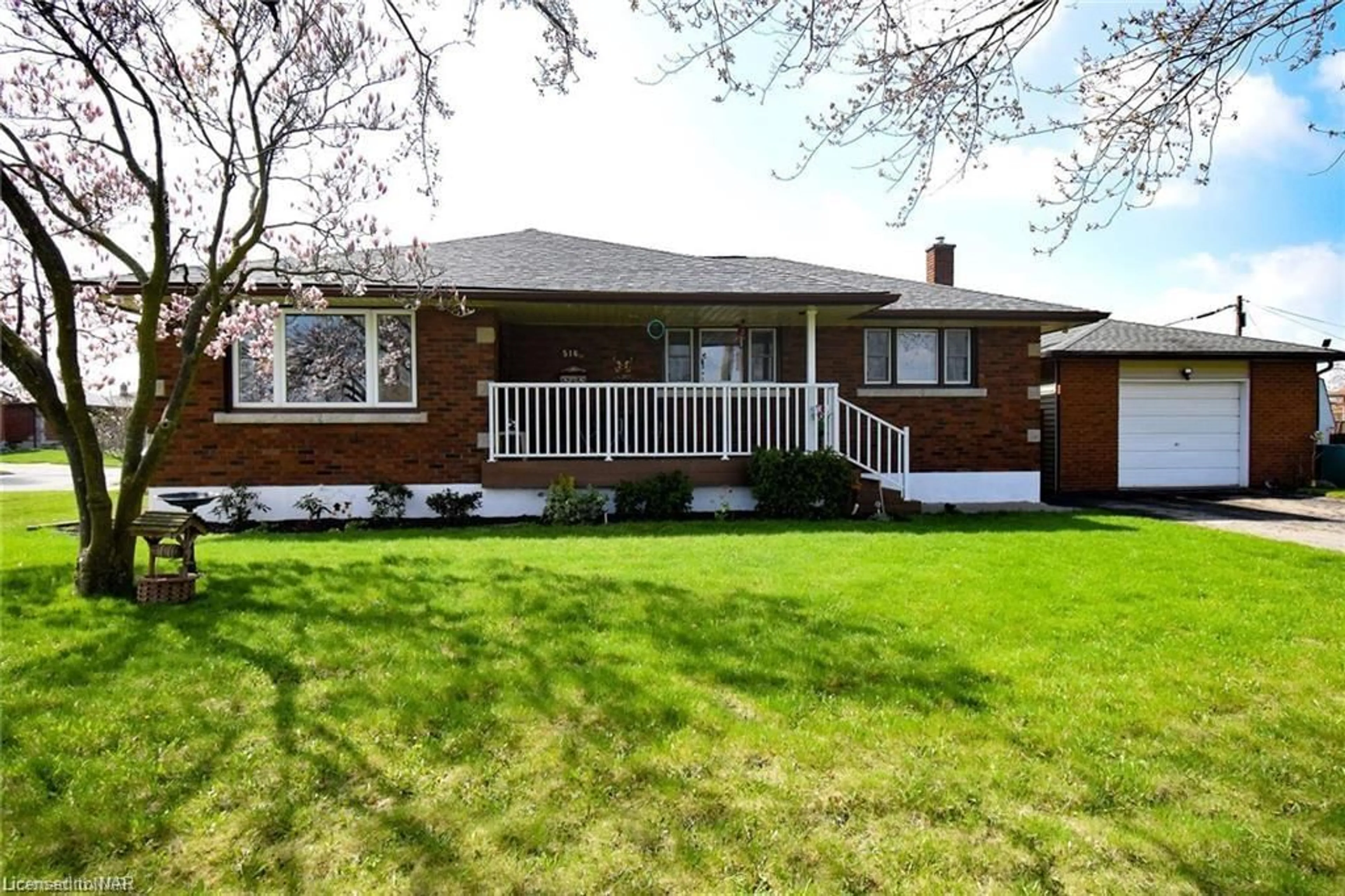 Home with brick exterior material for 516 Sutherland Ave, Welland Ontario L3B 5A2