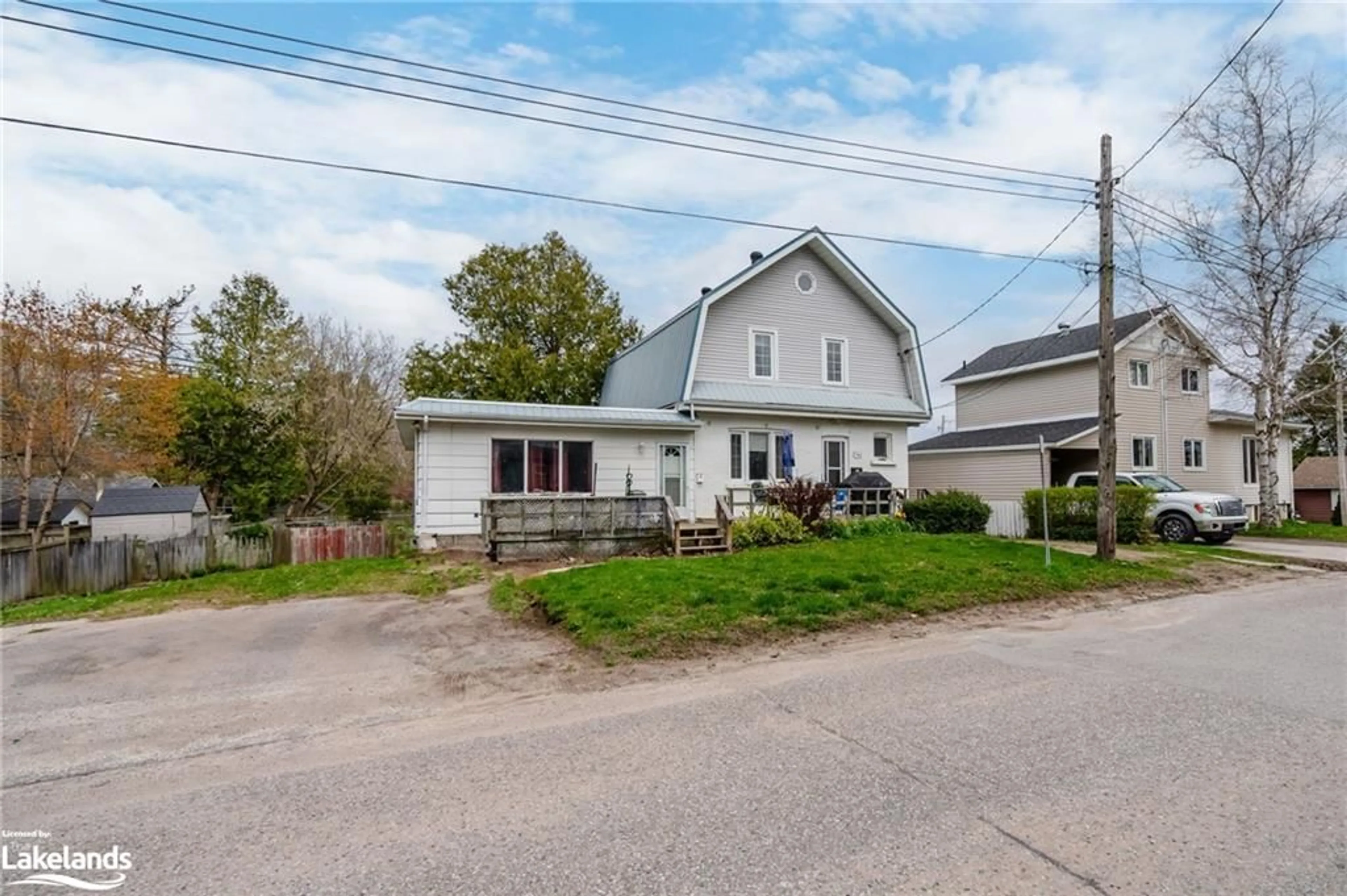 Frontside or backside of a home for 746 Bay St, Midland Ontario L4R 1M4