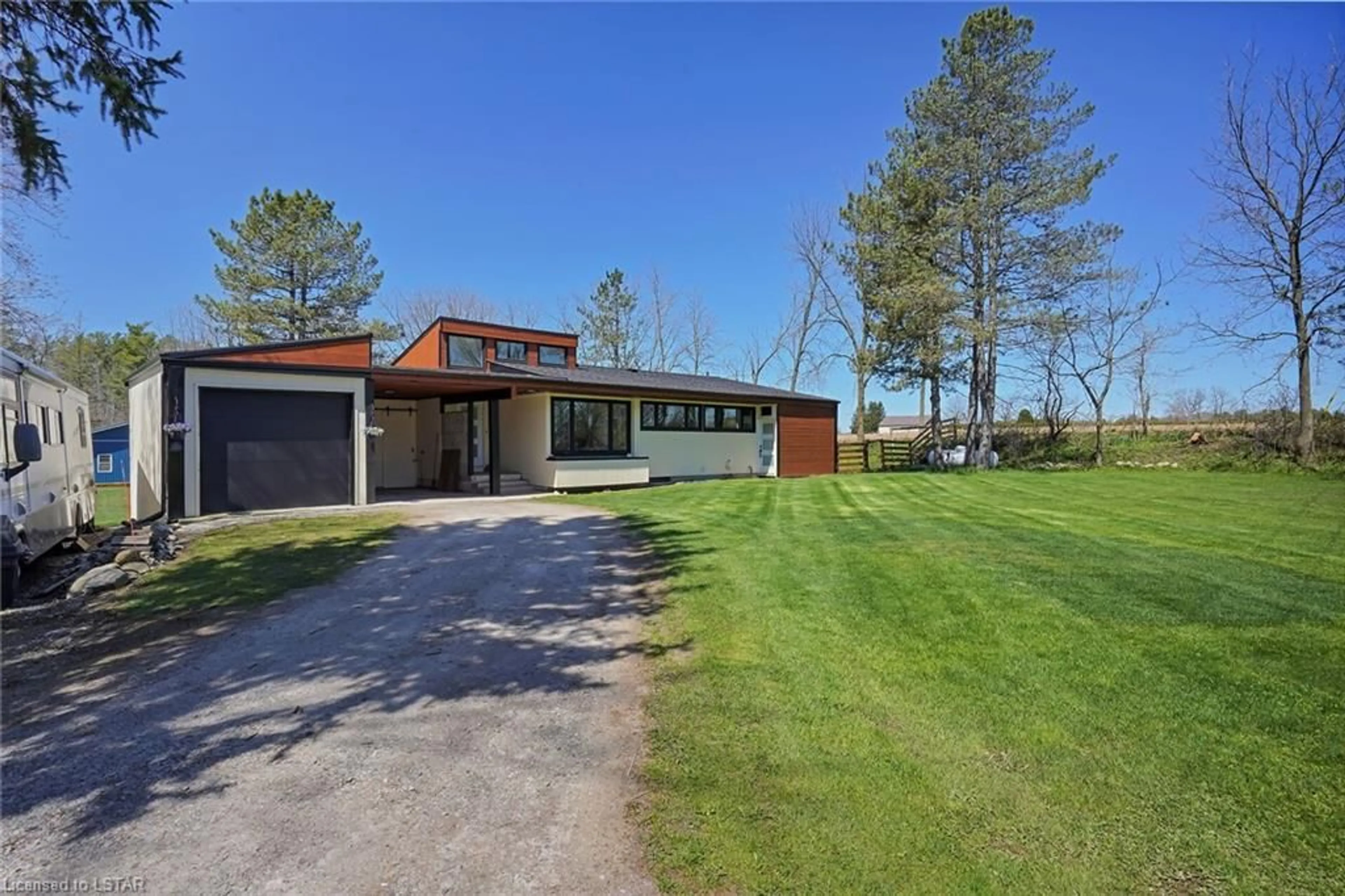 Cottage for 34159 Maguire Rd, Ailsa Craig Ontario N0M 1A0