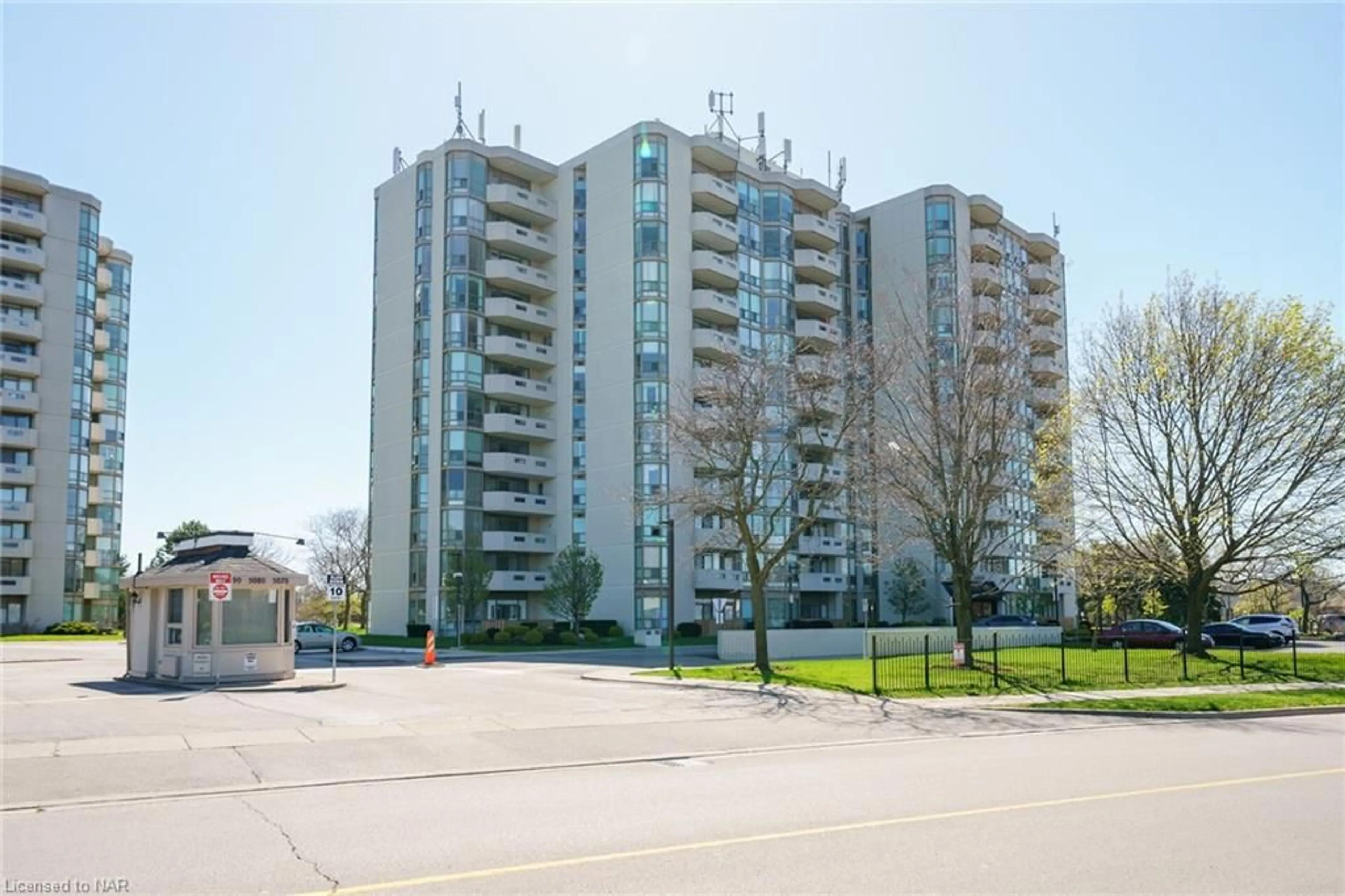 A pic from exterior of the house or condo for 5070 Pinedale Ave #905, Burlington Ontario L7L 5V6