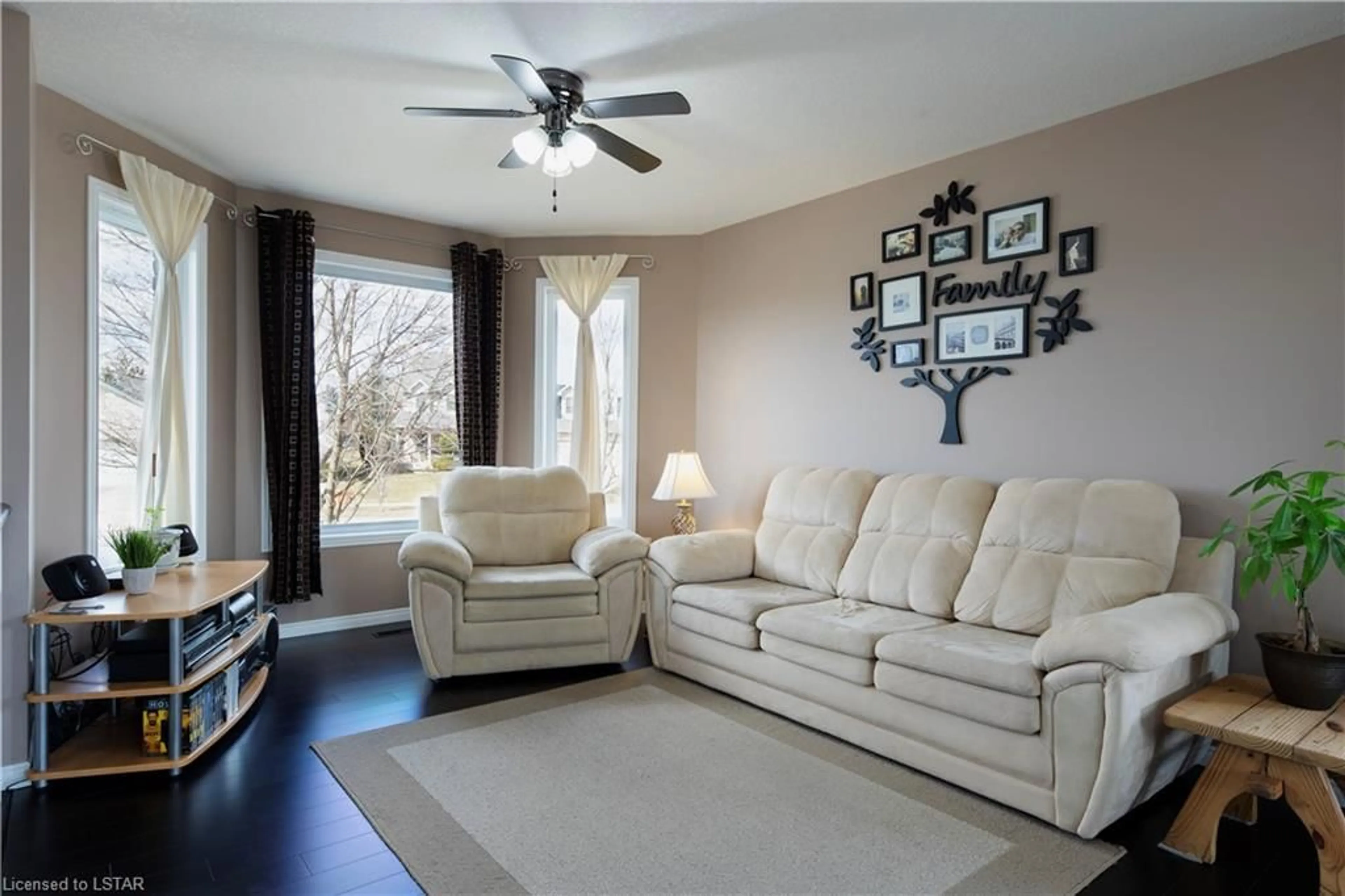 Living room for 549 Harris Cir, Strathroy Ontario N7G 4H2
