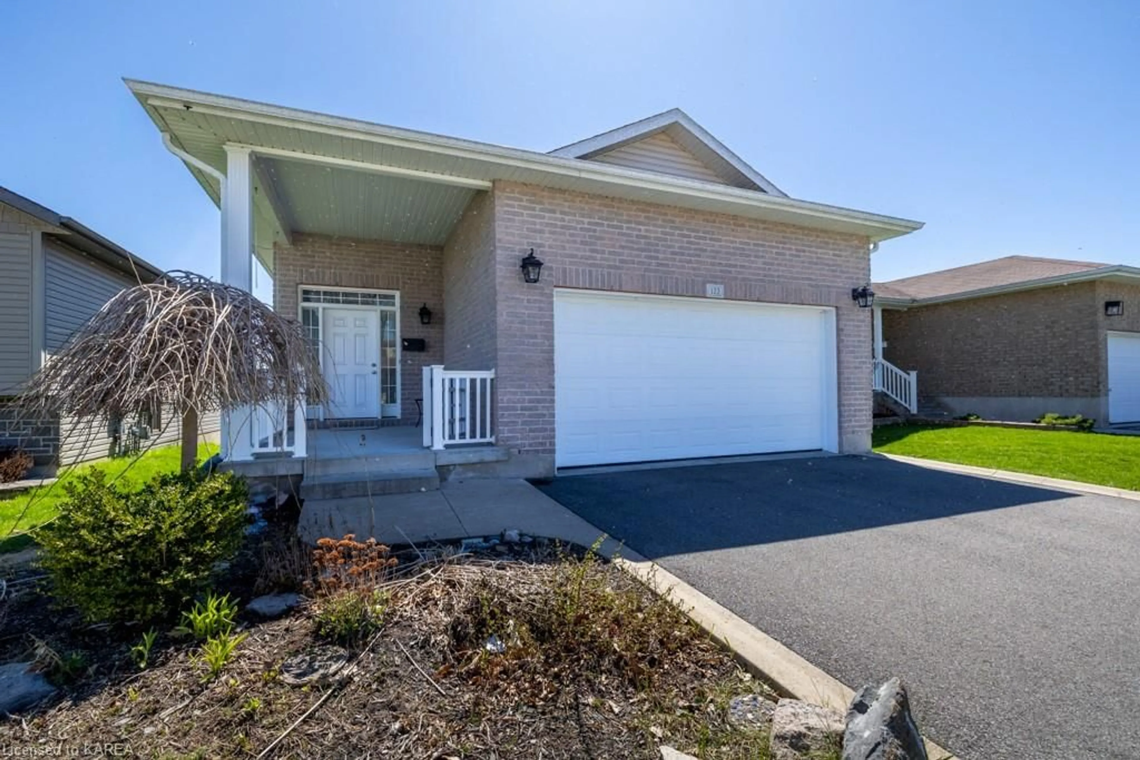 Frontside or backside of a home for 122 Islandview Dr, Amherstview Ontario K7N 0A5