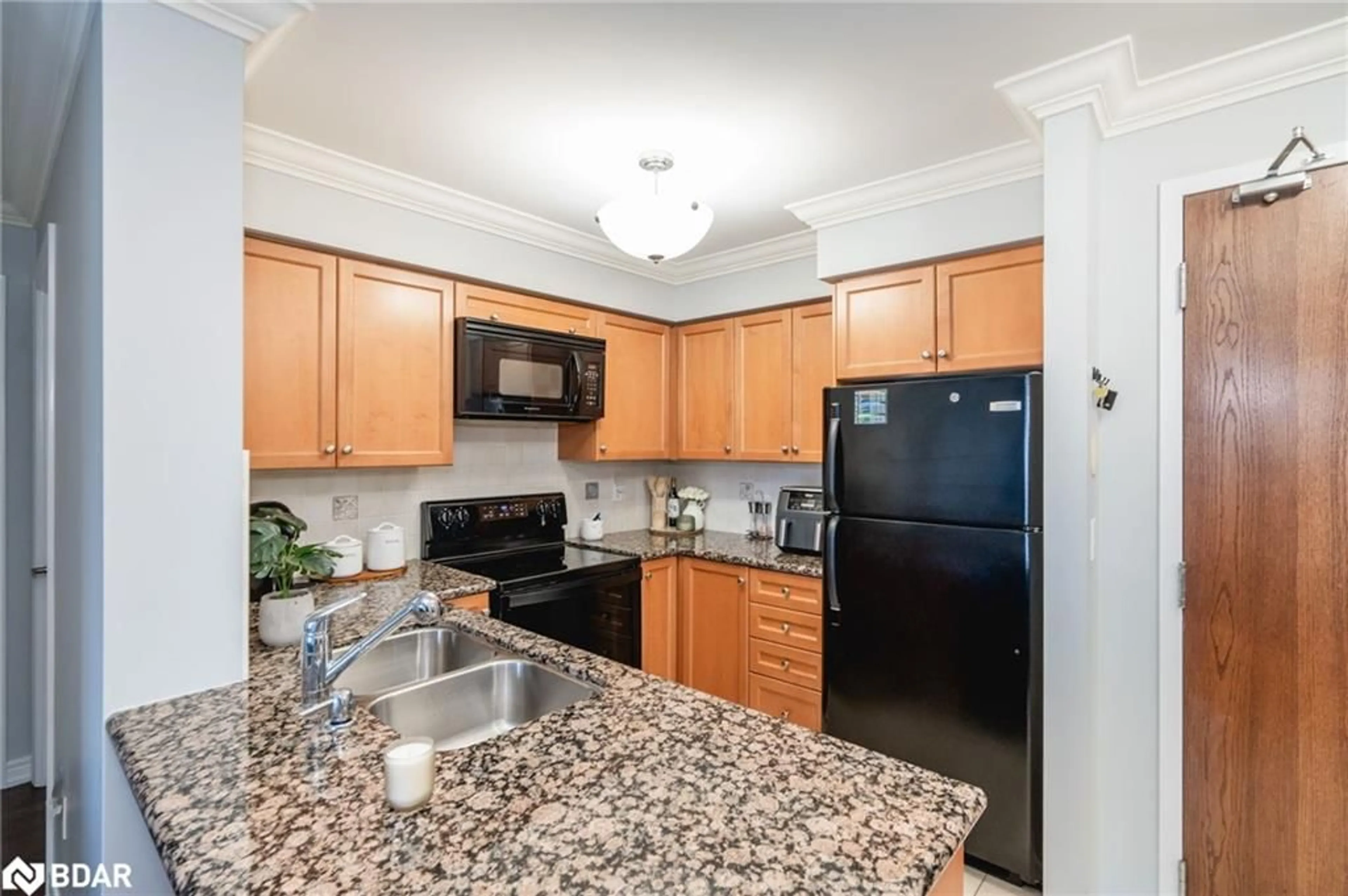 Standard kitchen for 2772 Keele St #402, Toronto Ontario M3M 0A3