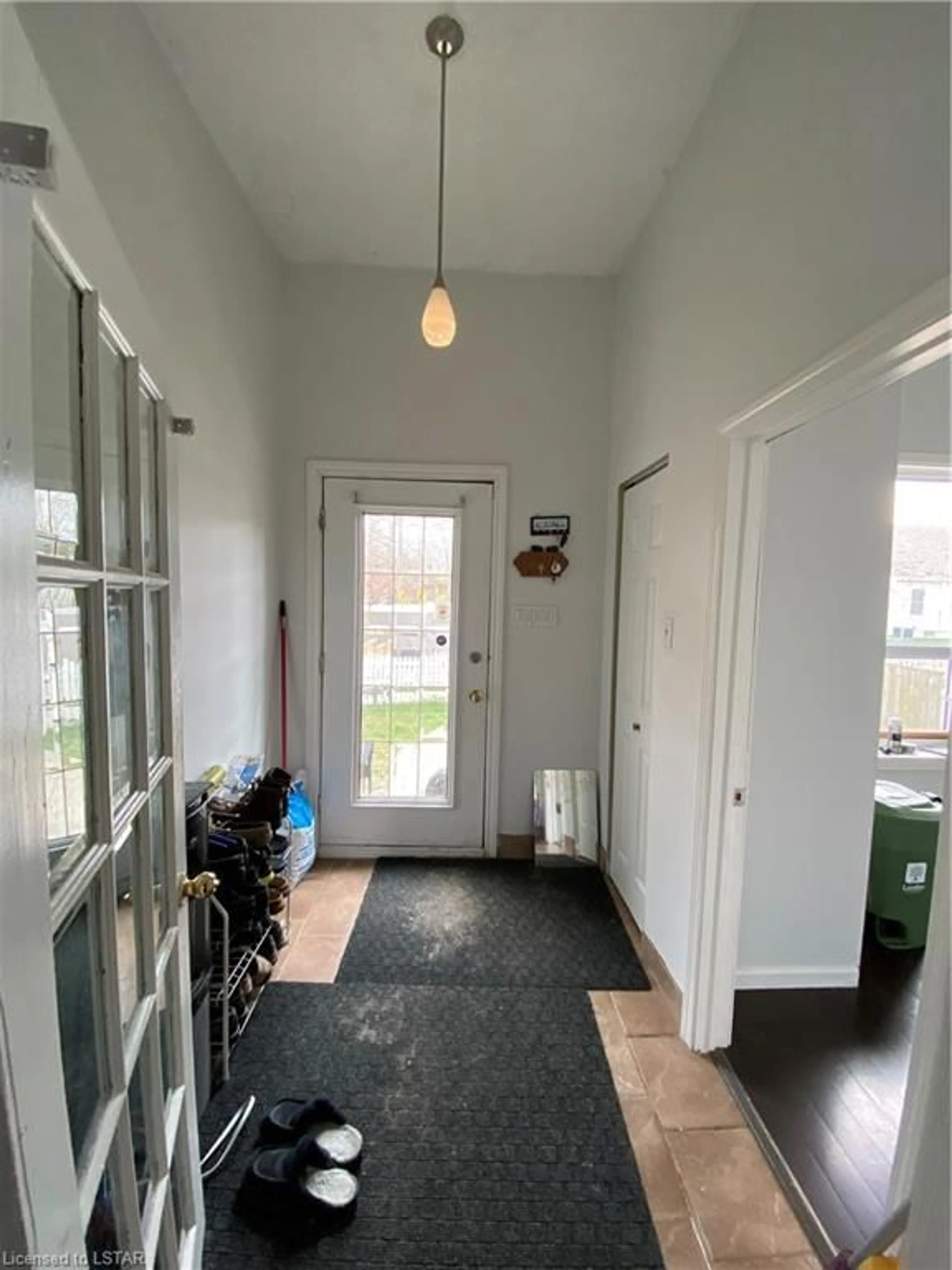 Indoor entryway for 35 Oliver St, London Ontario N5Z 2E7