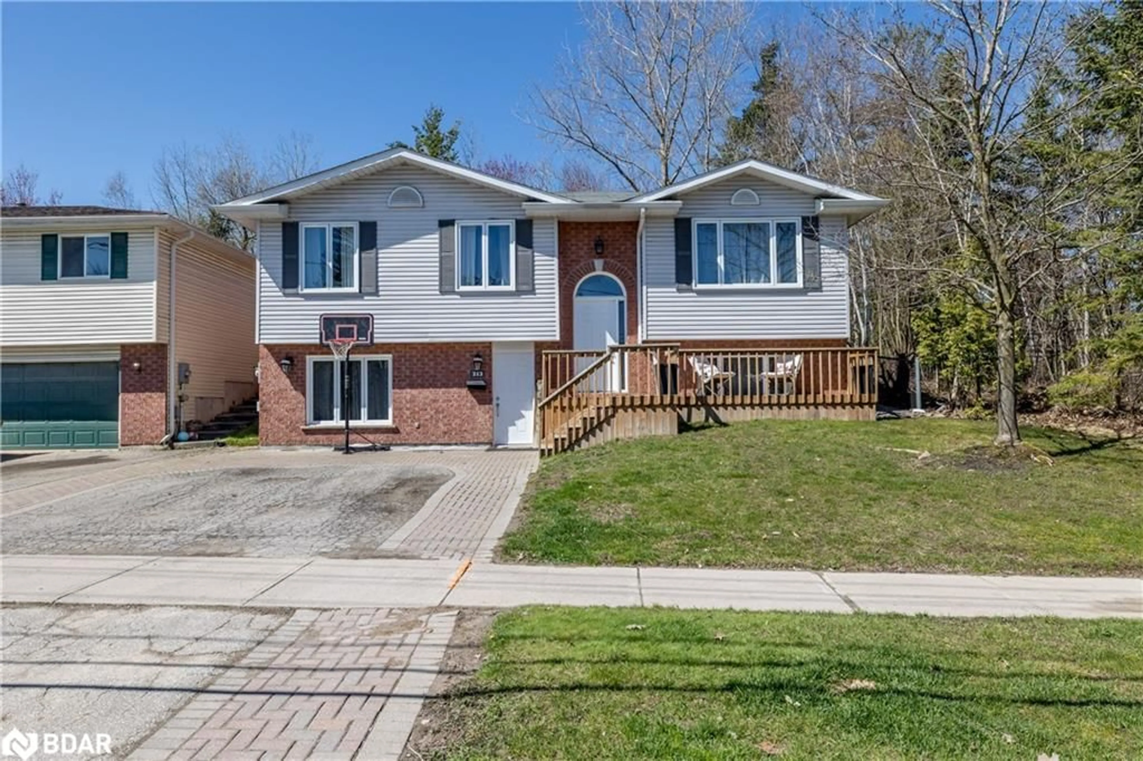 Frontside or backside of a home for 212 Huronia Rd, Barrie Ontario L4N 8A7