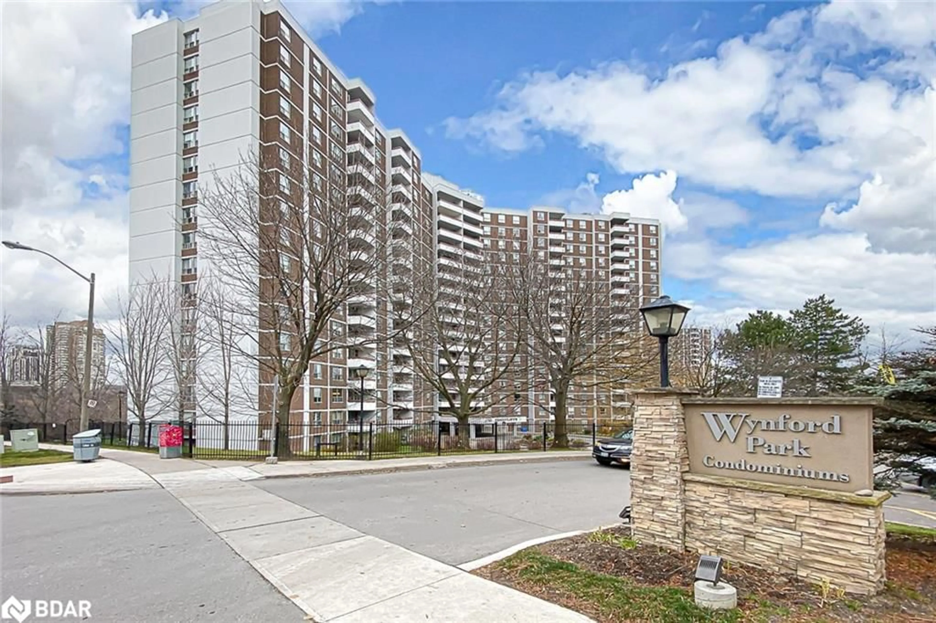A pic from exterior of the house or condo for 10 Edgecliff Golfway #314, North York Ontario M3C 3A3