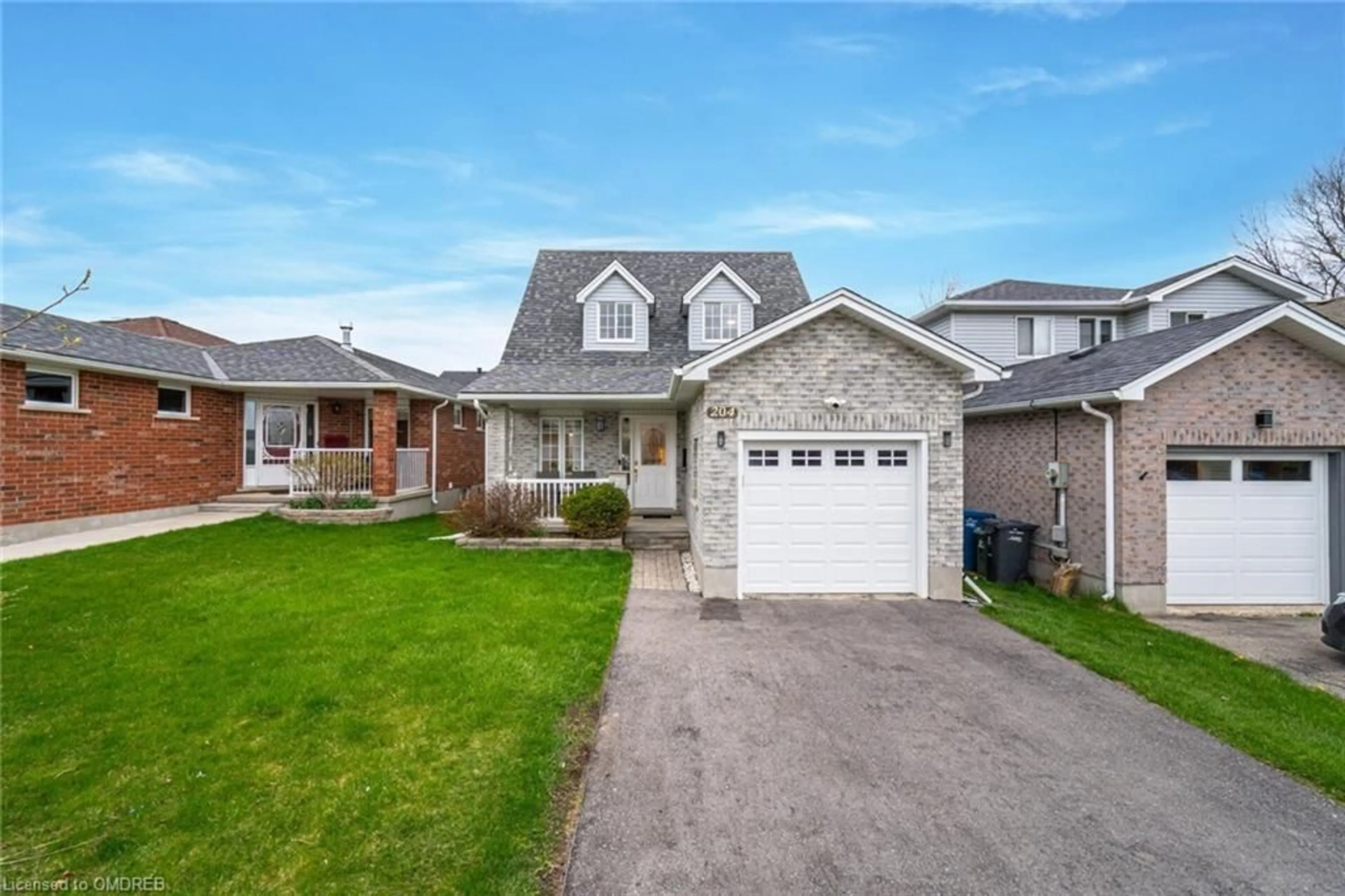 Frontside or backside of a home for 204 Country Club Dr, Guelph Ontario N1E 3L2