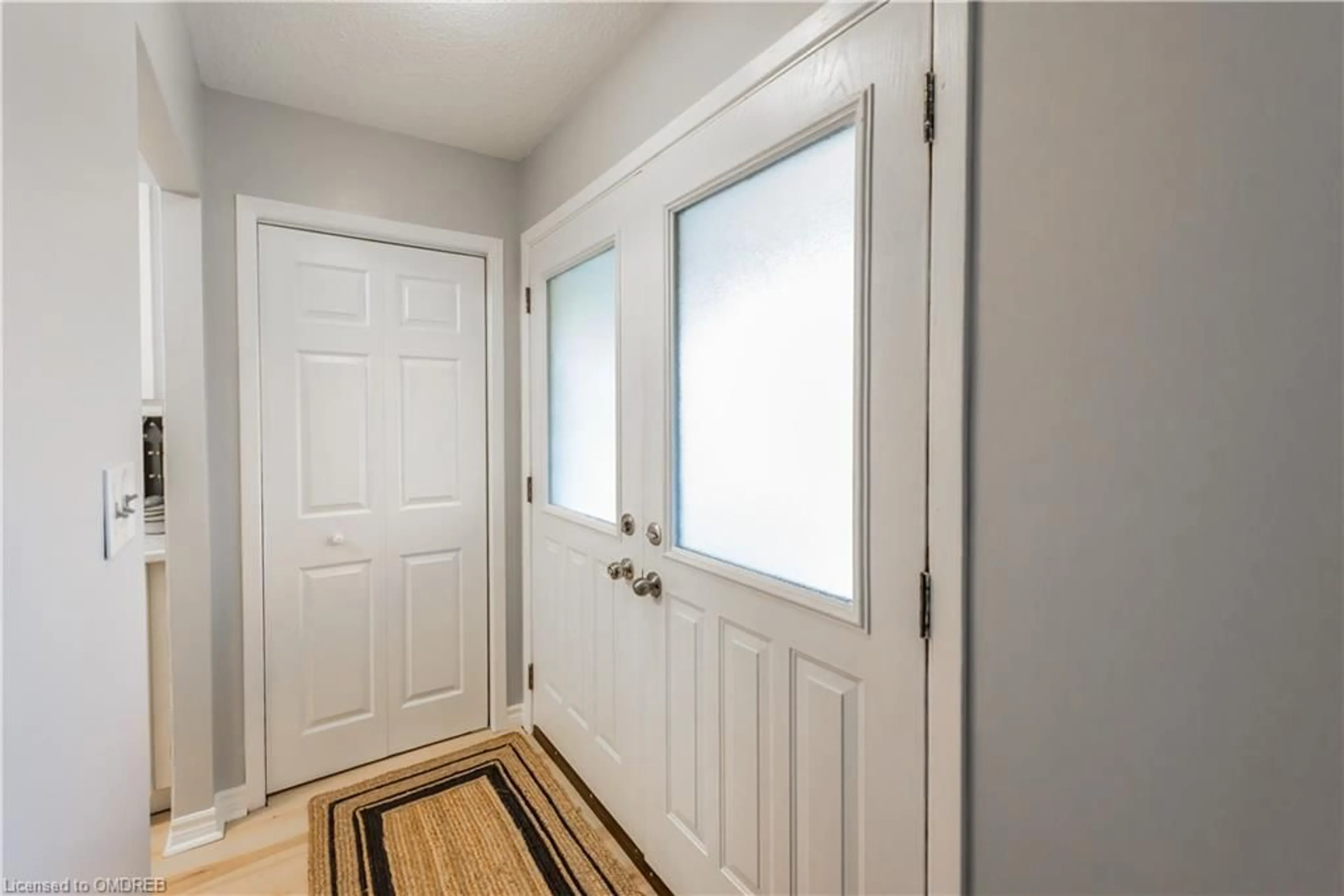 Indoor entryway for 59 Allan Dr, St. Catharines Ontario L2N 1G1