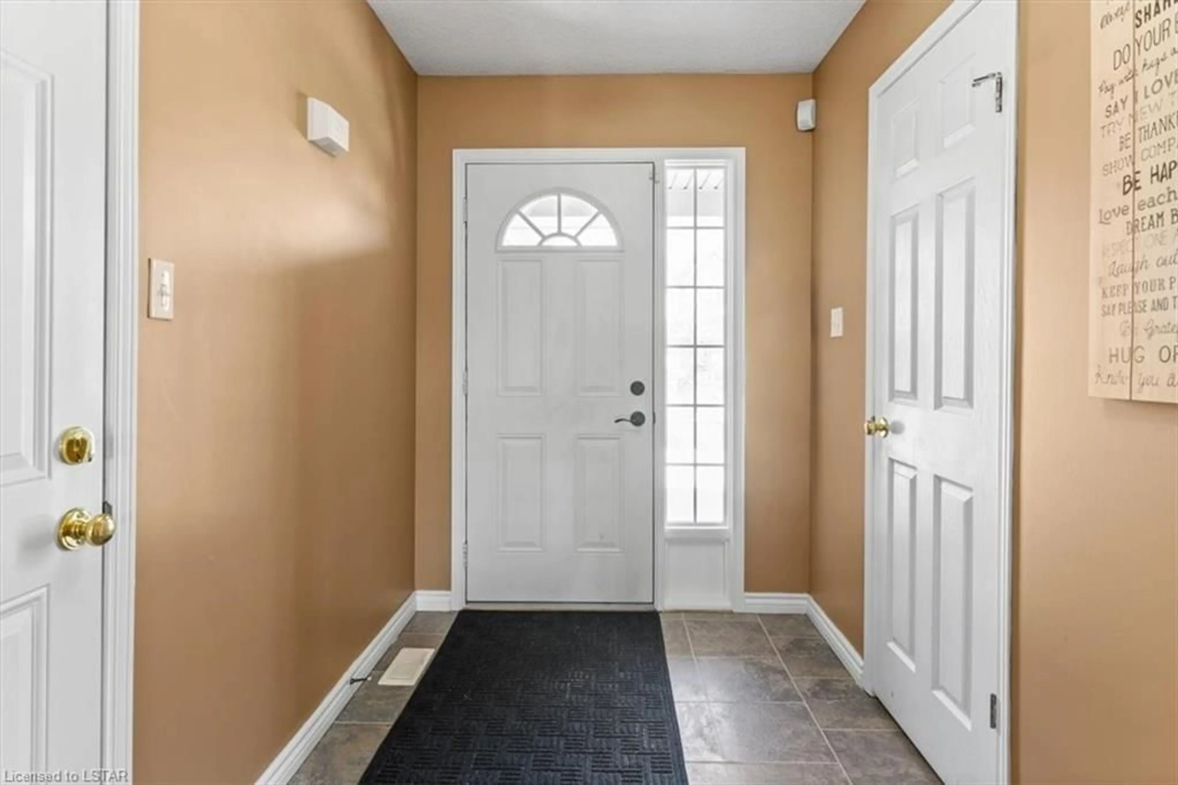 Indoor entryway for 507 Commonwealth Cres, Kitchener Ontario N2E 4K2