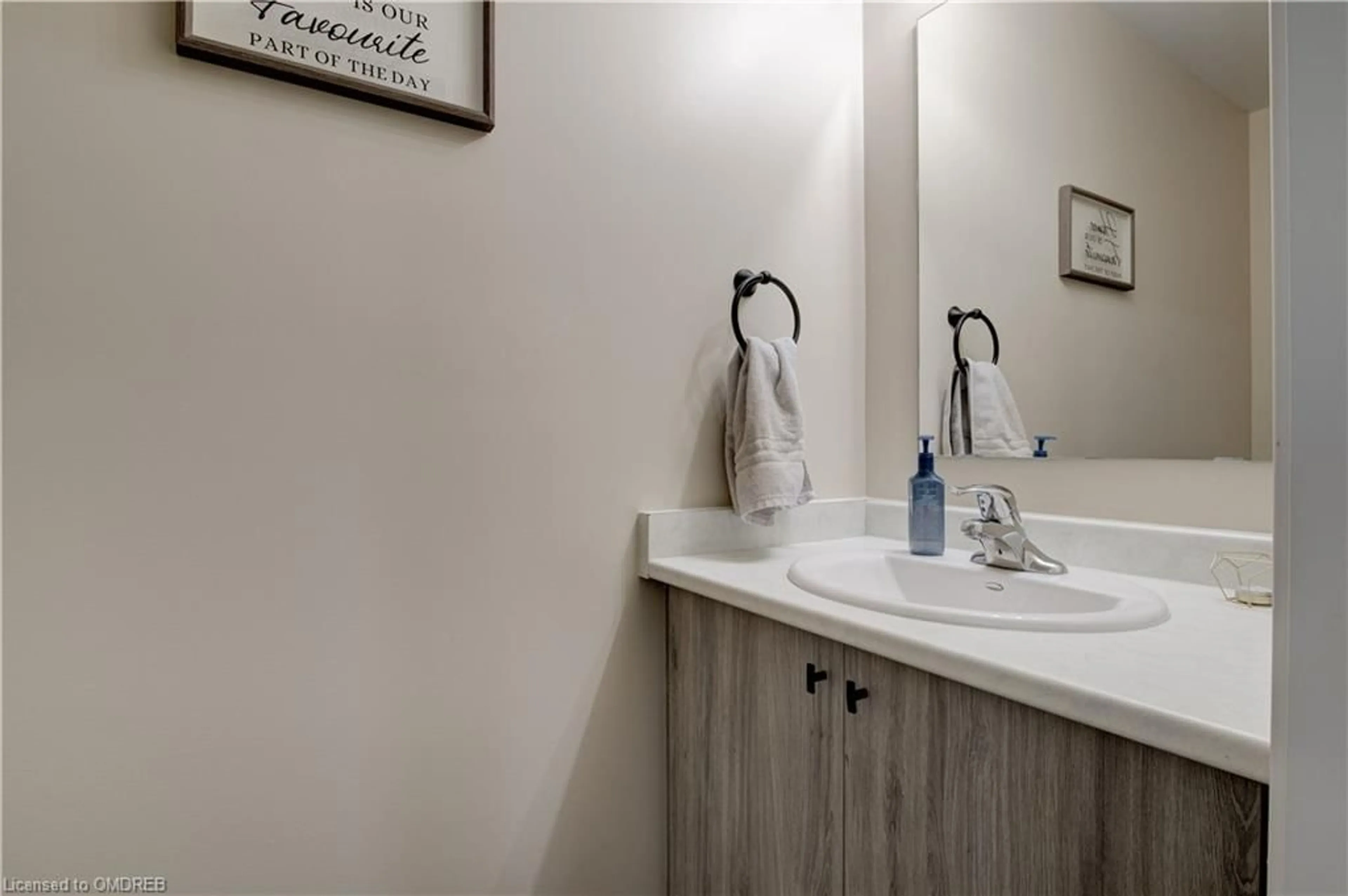 Standard bathroom for 8 Goldie Mill Rd, Ayr Ontario N0B 1E0