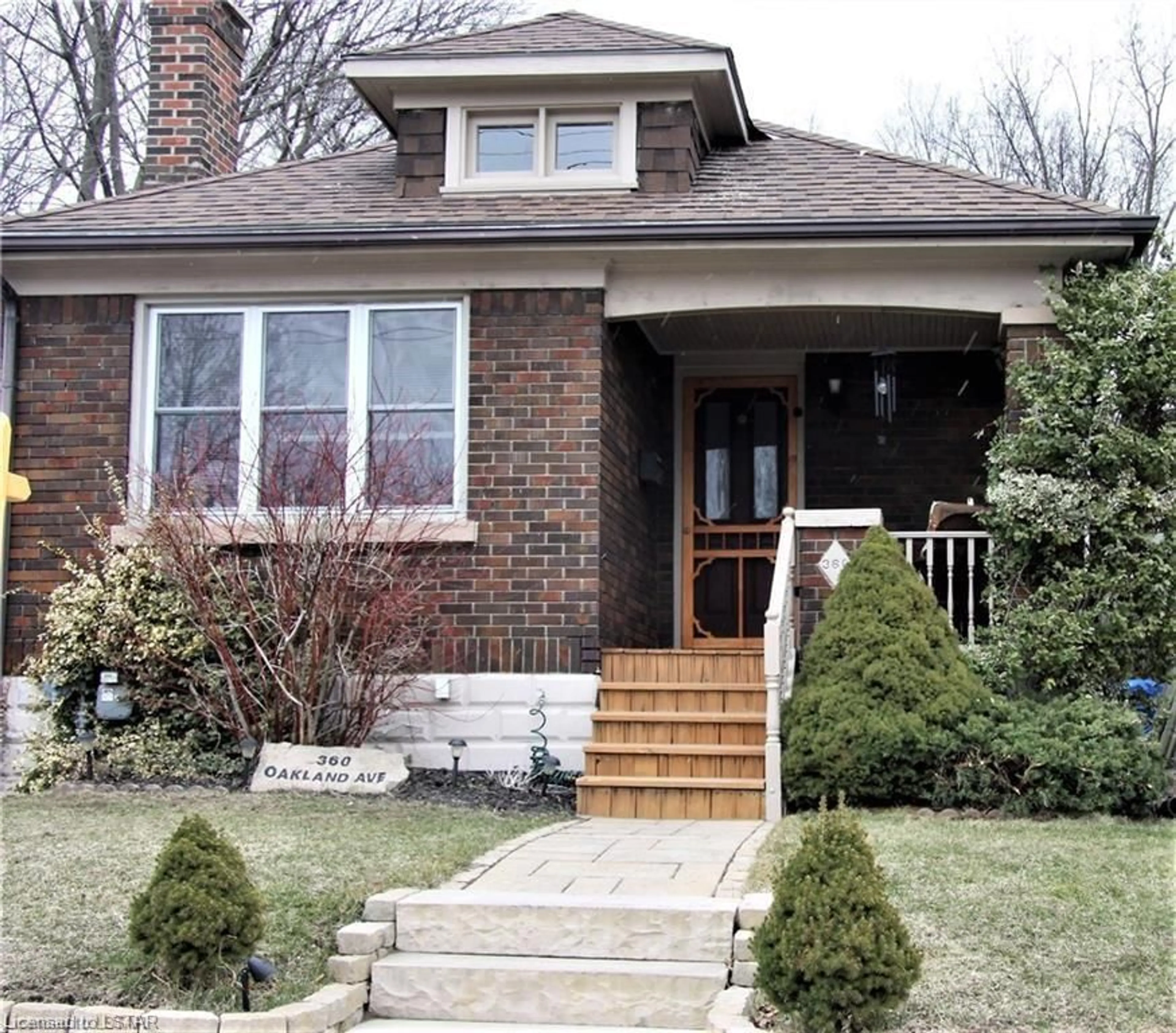 Home with brick exterior material for 360 Oakland Ave, London Ontario N5W 4J9