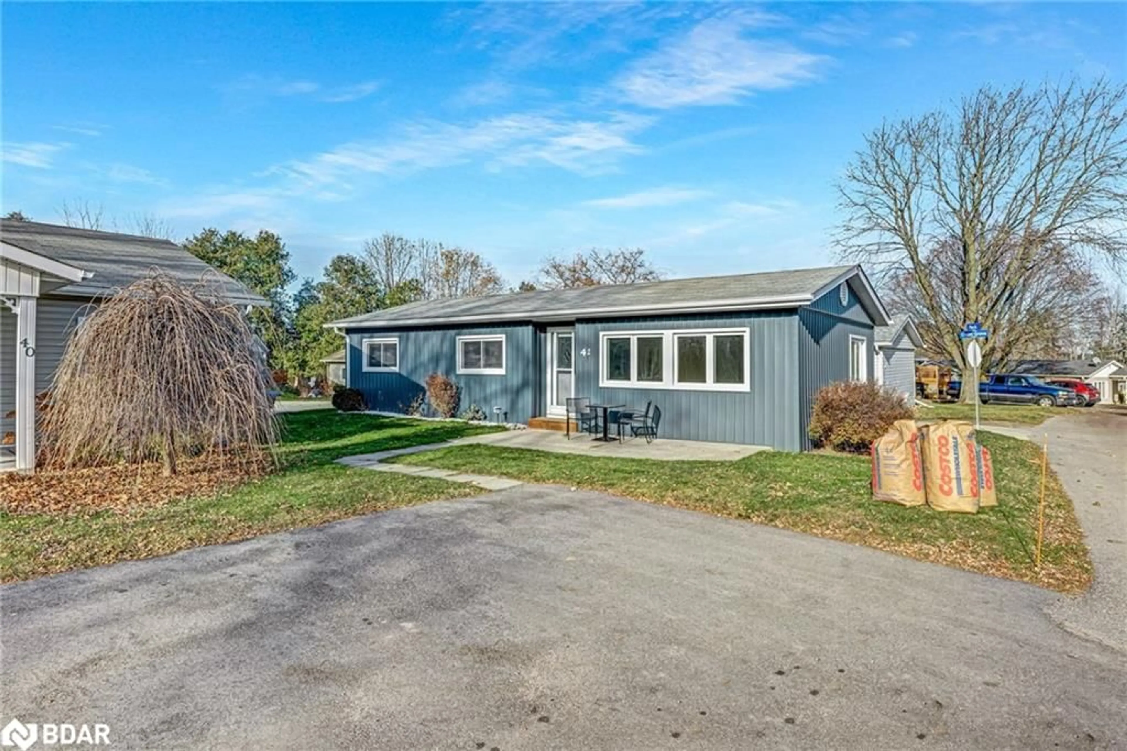 Frontside or backside of a home for 42 Flora Dr, Innisfil Ontario L9S 1R1