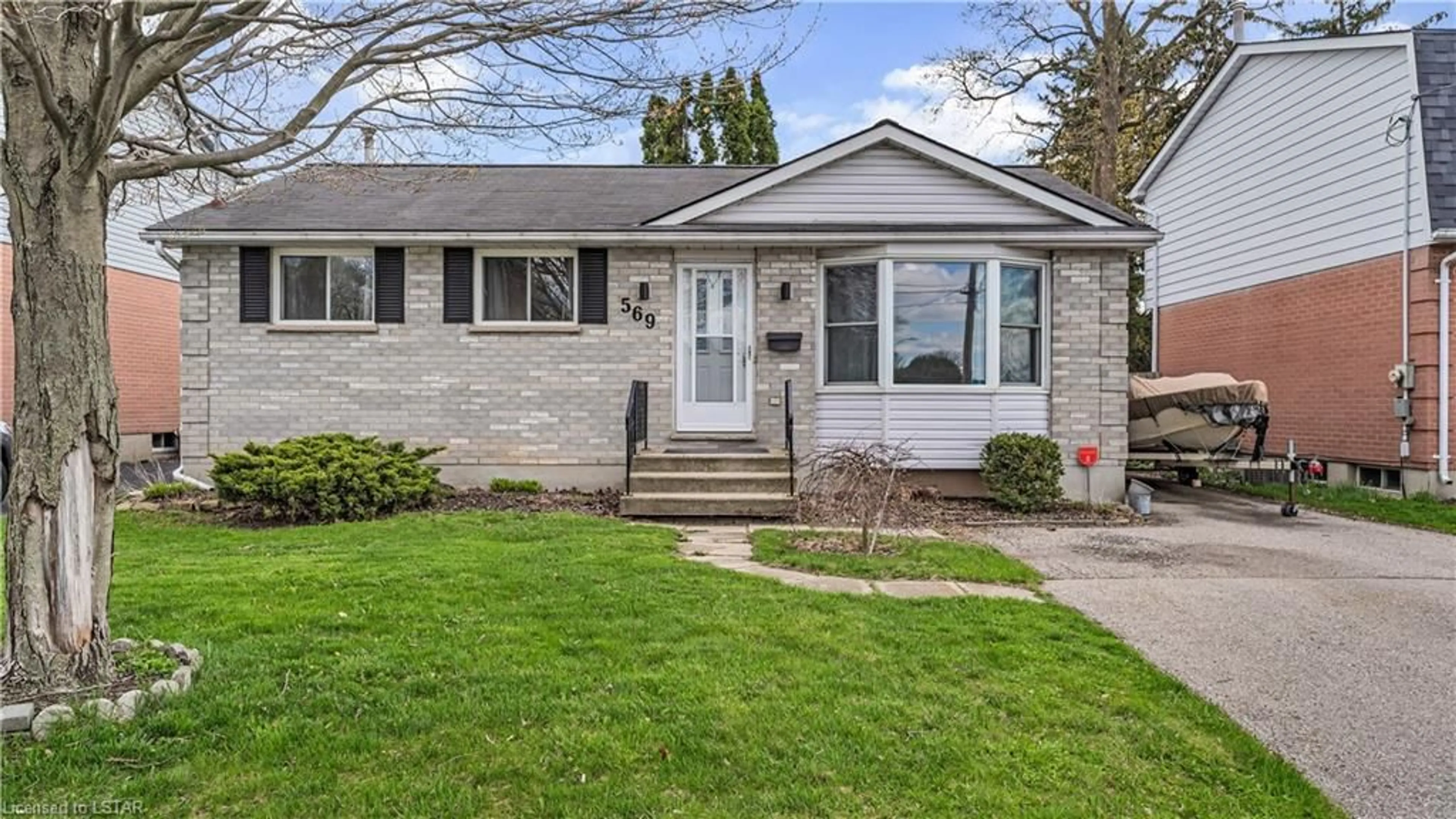 Frontside or backside of a home for 569 Elm St, St. Thomas Ontario N5R 1K6