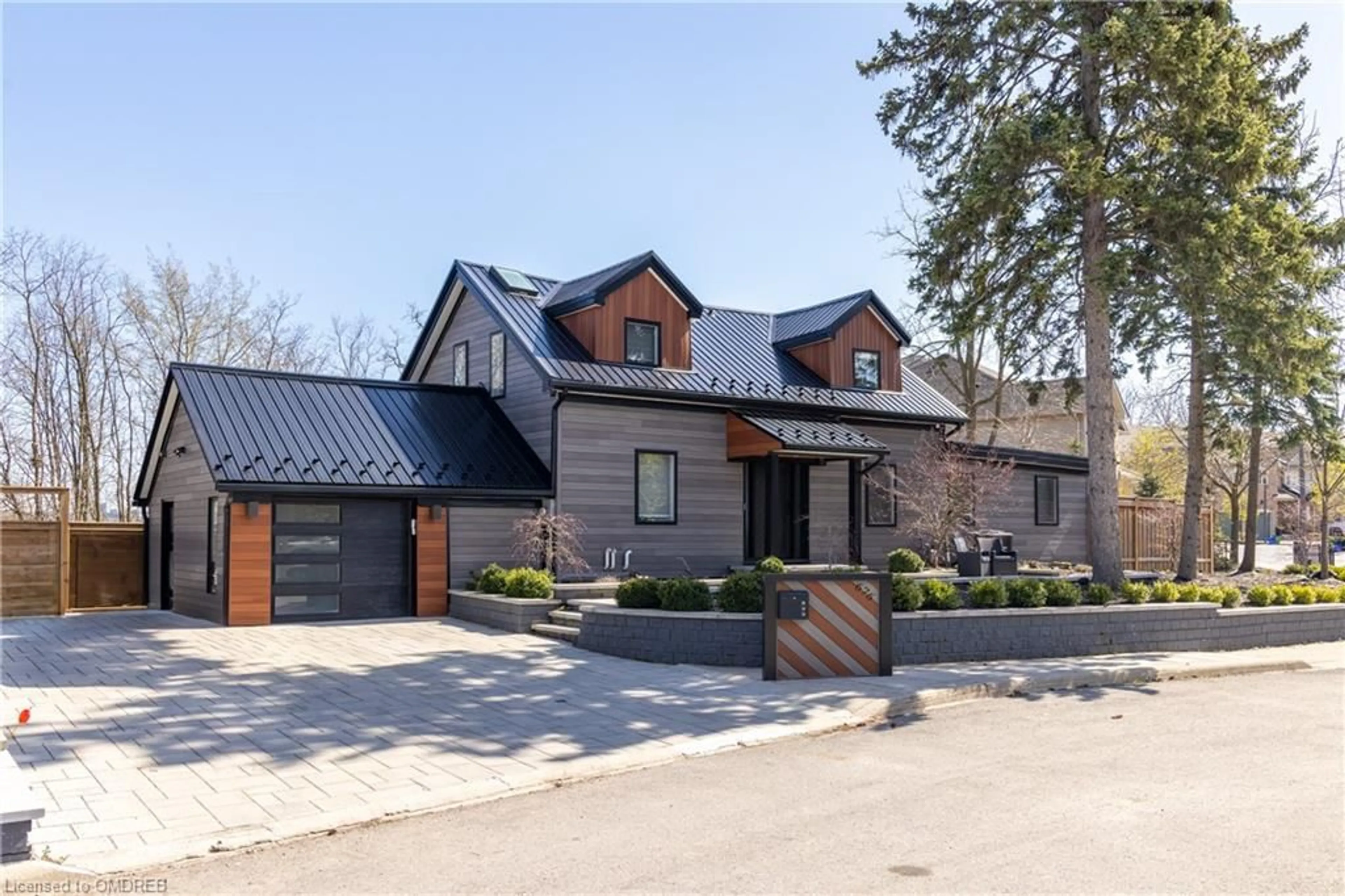 Home with brick exterior material for 676 Bayshore Blvd, Burlington Ontario L7T 1T2