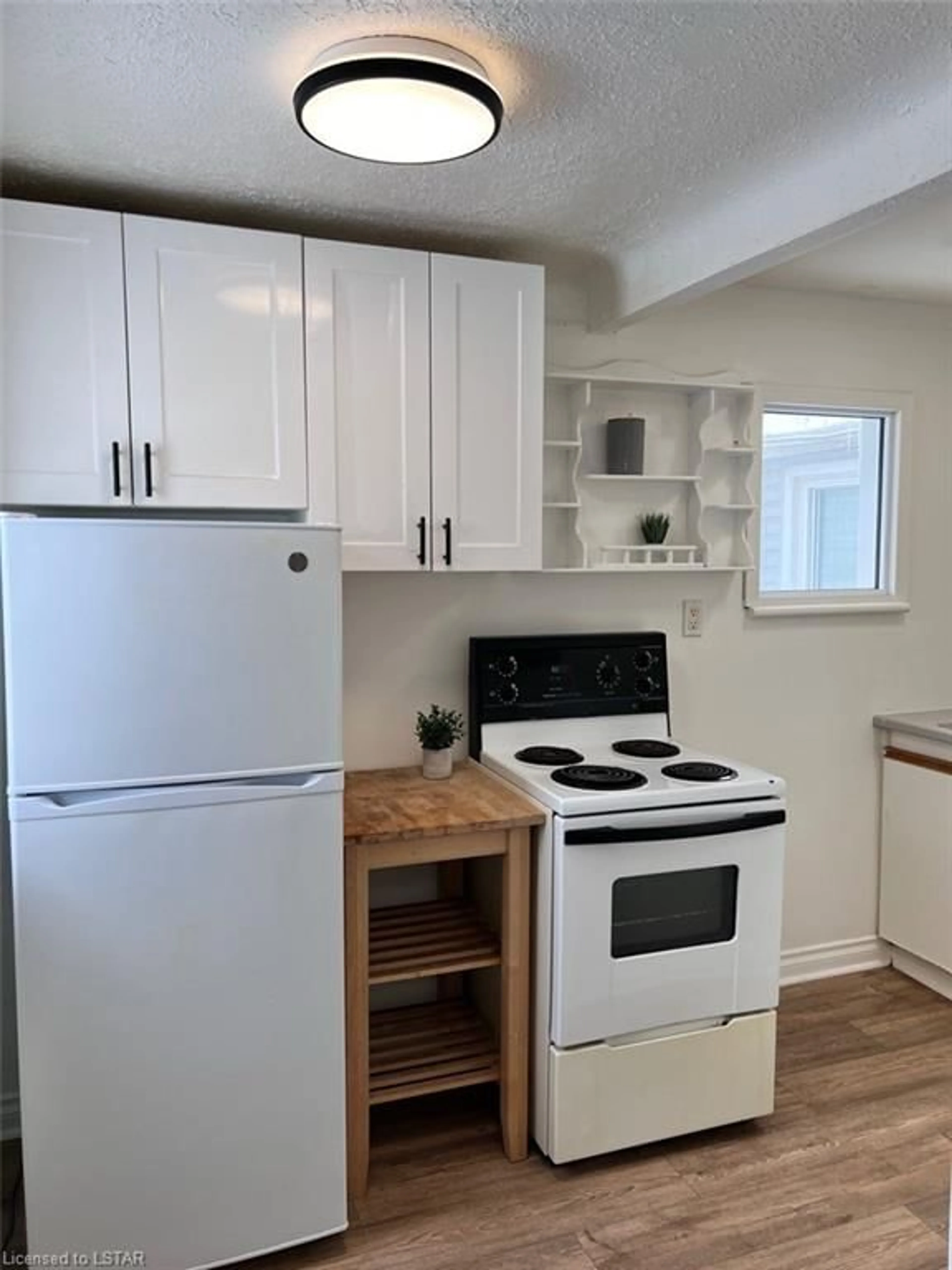 Standard kitchen for 488 Dorinda St, London Ontario N5W 4B4