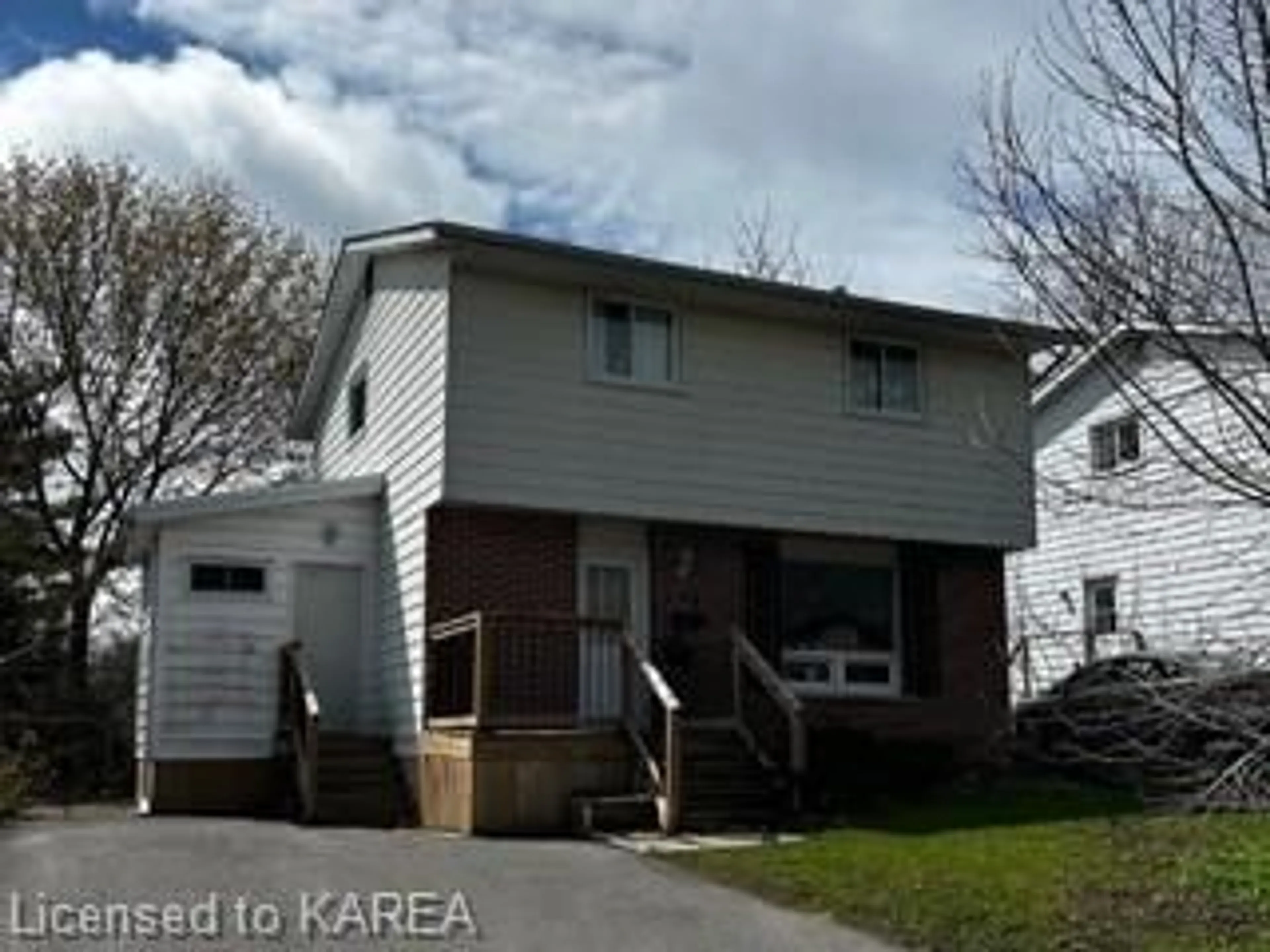 Frontside or backside of a home for 136 Calderwood Dr, Kingston Ontario K7M 6M3