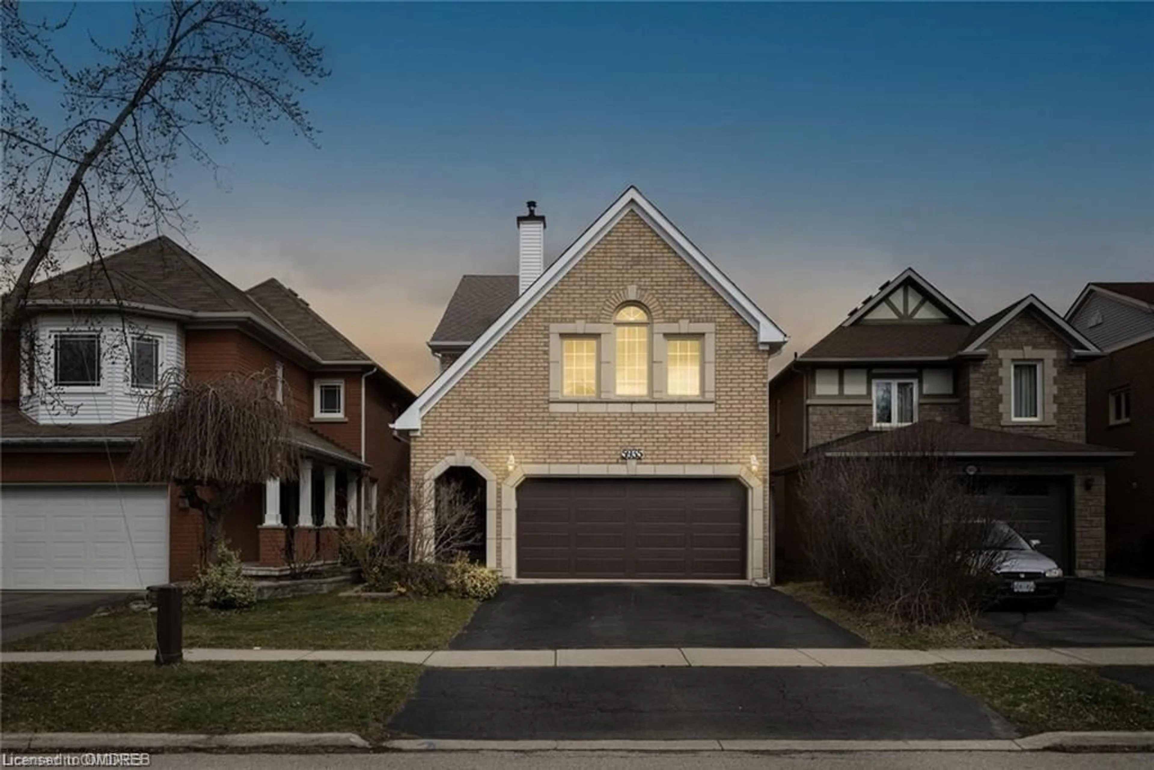 Frontside or backside of a home for 5935 Leeside Cres, Mississauga Ontario L5M 5L8