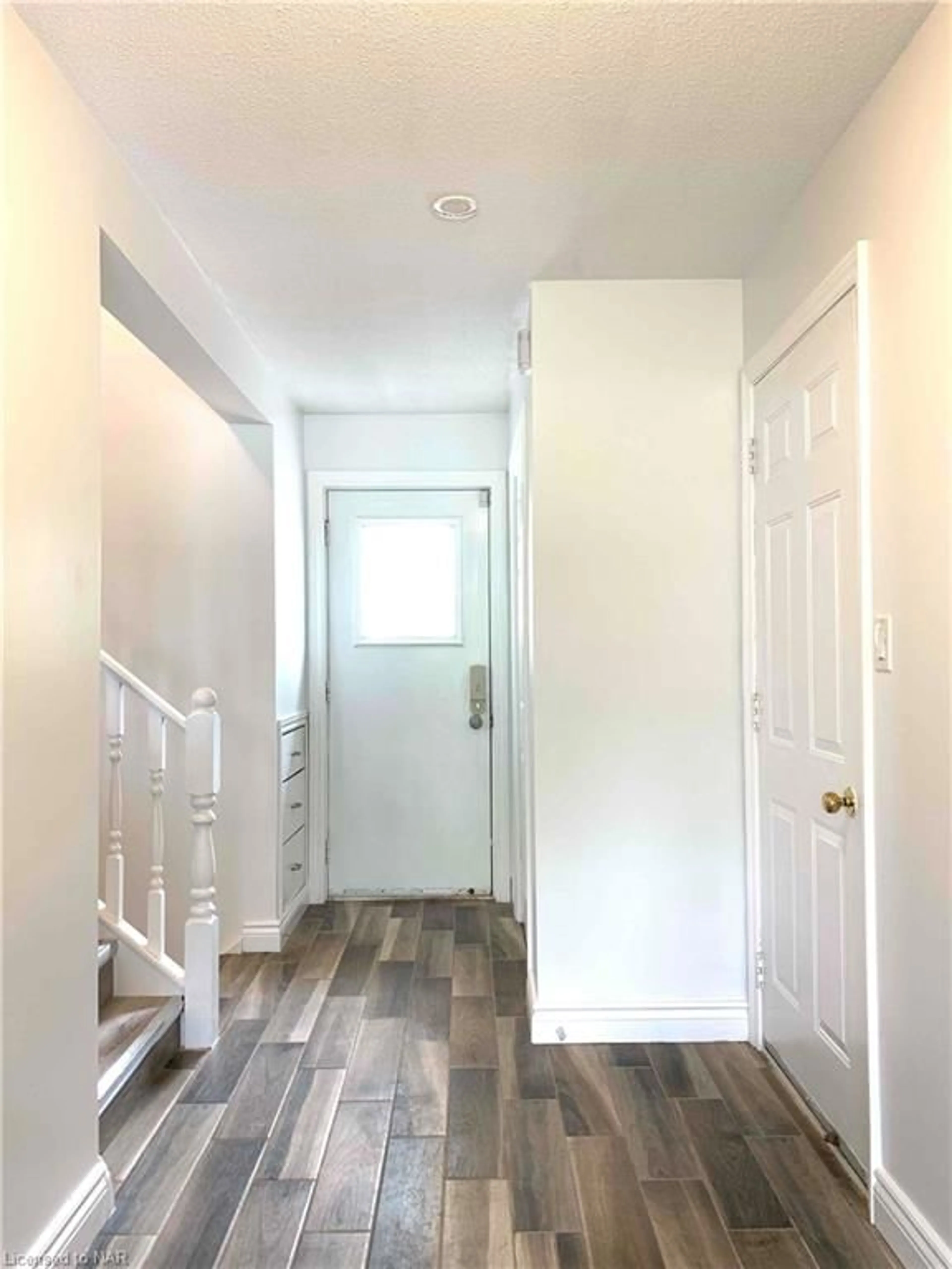 Indoor entryway for 2477 Sutherland Dr, Fort Erie Ontario L2A 5M4