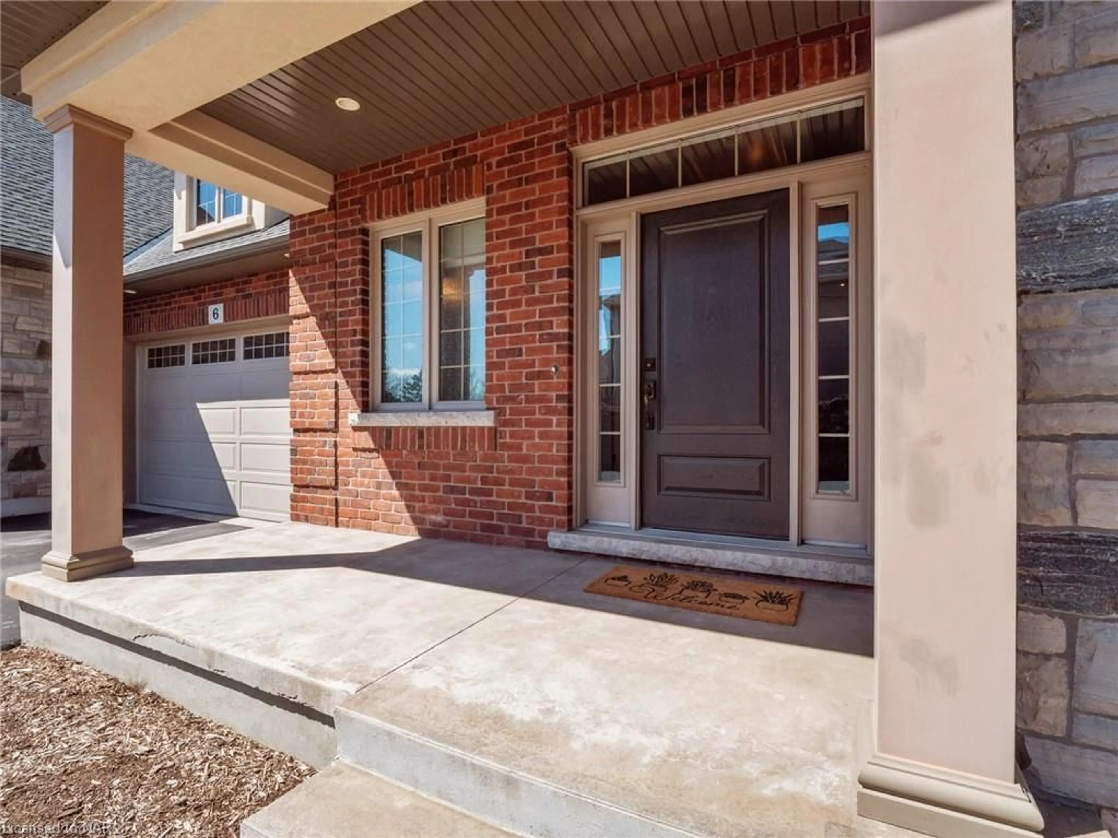 Home with brick exterior material for 1054 Line Ave #6, Fonthill Ontario L3C 3C3