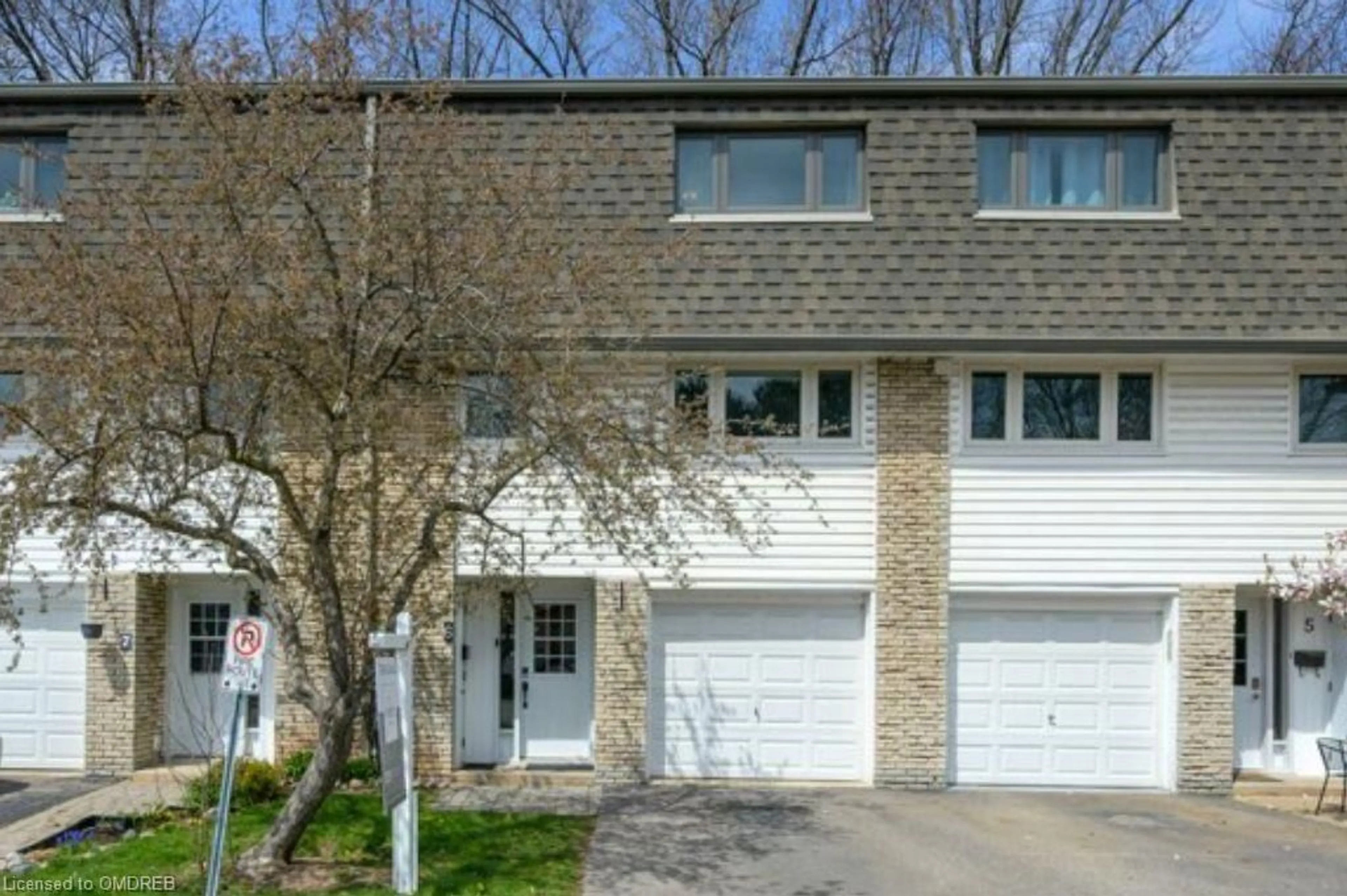 A pic from exterior of the house or condo for 1270 Gainsborough Dr #6, Oakville Ontario L6H 2L2