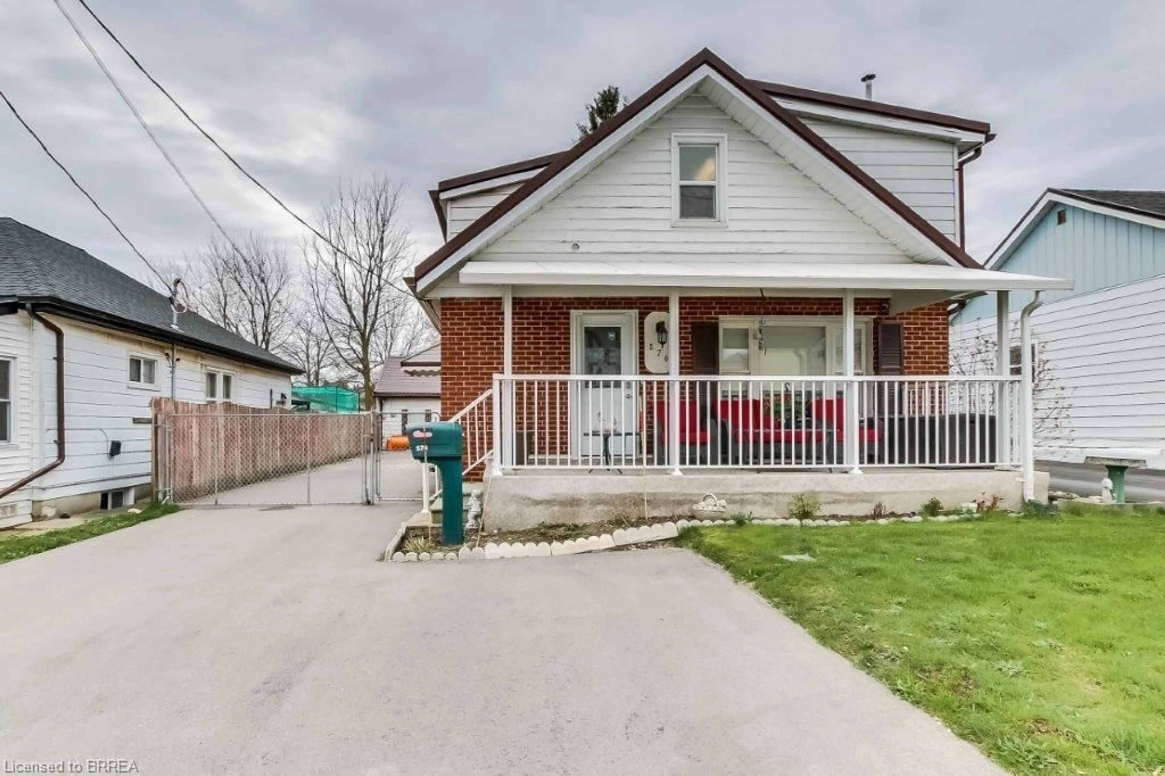 Frontside or backside of a home for 570 Henry St, Woodstock Ontario N4S 1X7