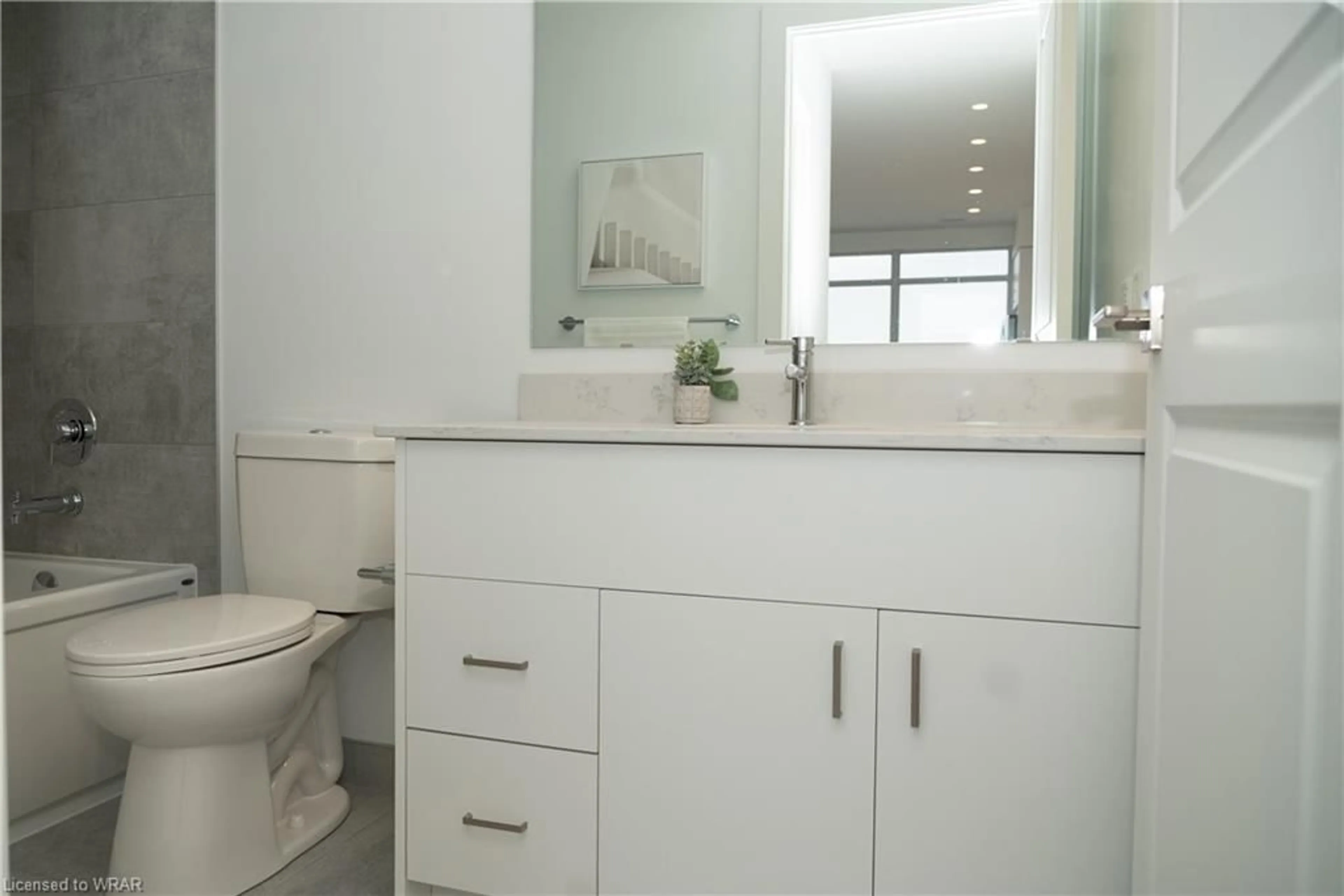 Contemporary bathroom for 15 Glebe St #1401, Cambridge Ontario N1S 0C3