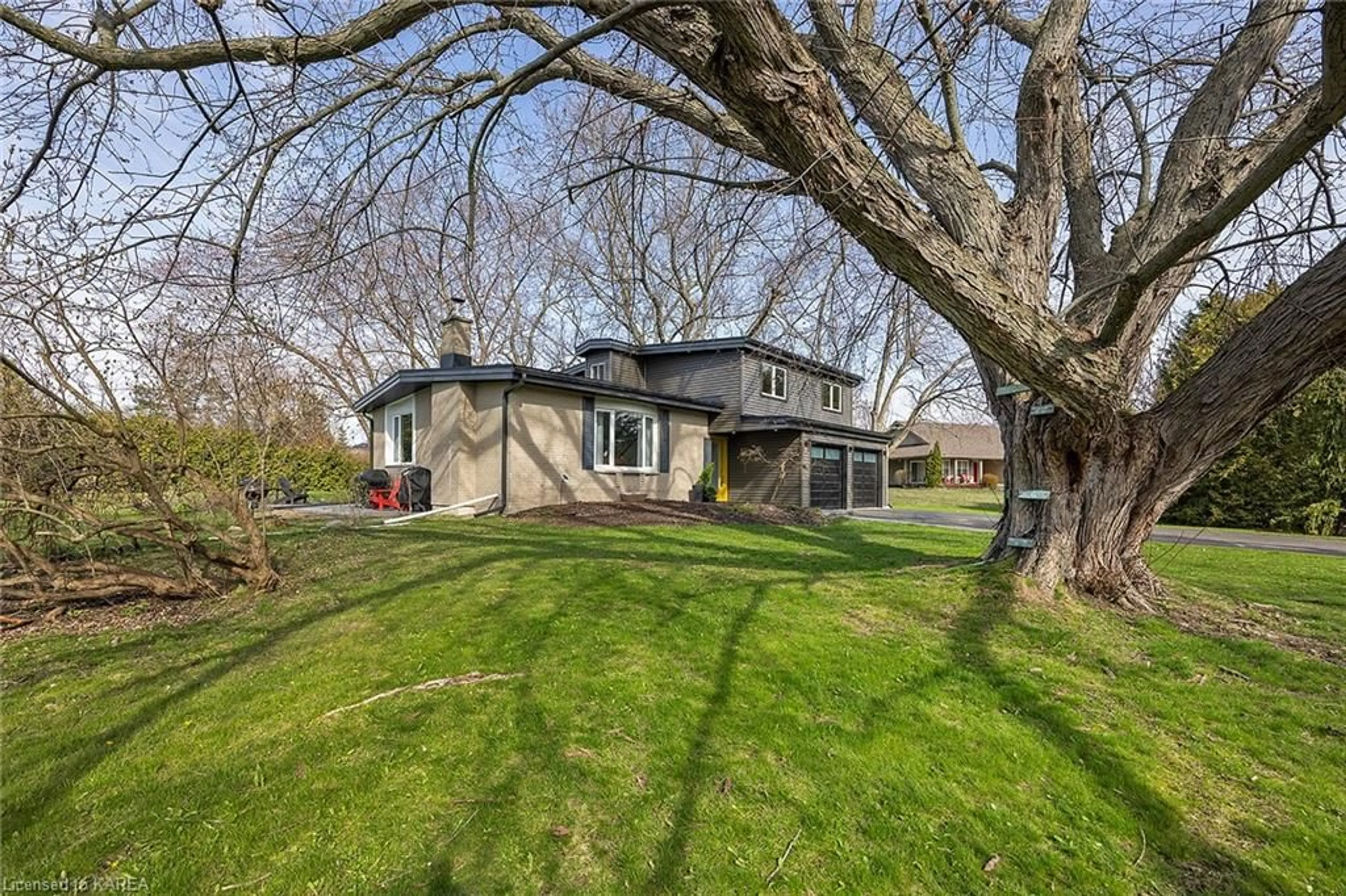 Frontside or backside of a home for 200 Old Orchard Rd, Bath Ontario K0H 1G0