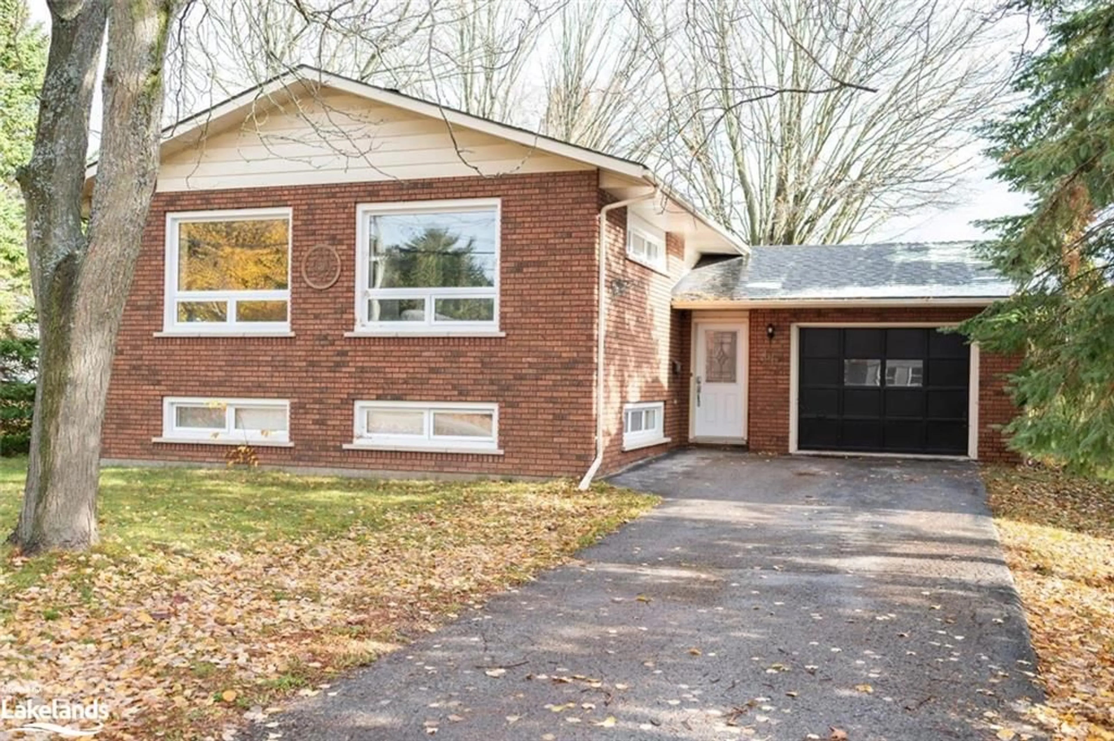 Home with brick exterior material for 66 Second St, Orillia Ontario L3V 4B4