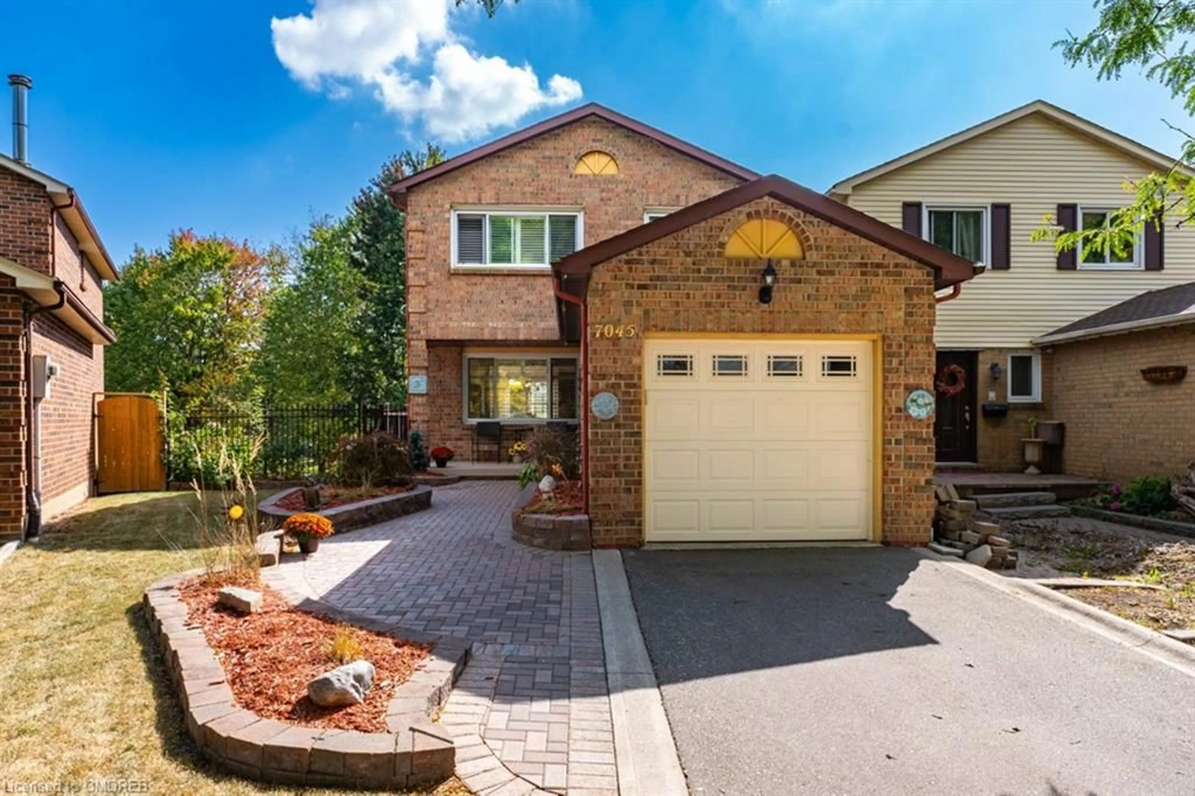 Home with brick exterior material for 7045 Tamar Mews, Mississauga Ontario L5N 3S2