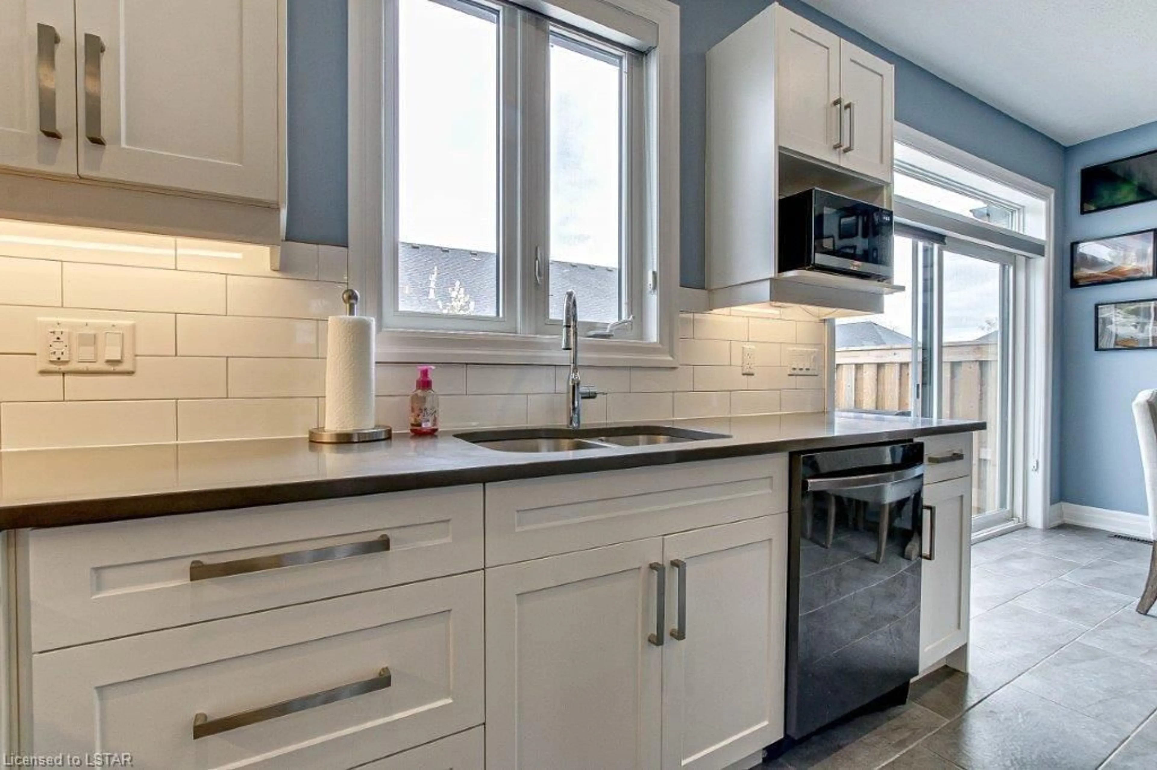 Contemporary kitchen for 9861 Glendon Dr #418, Komoka Ontario N0L 1R0