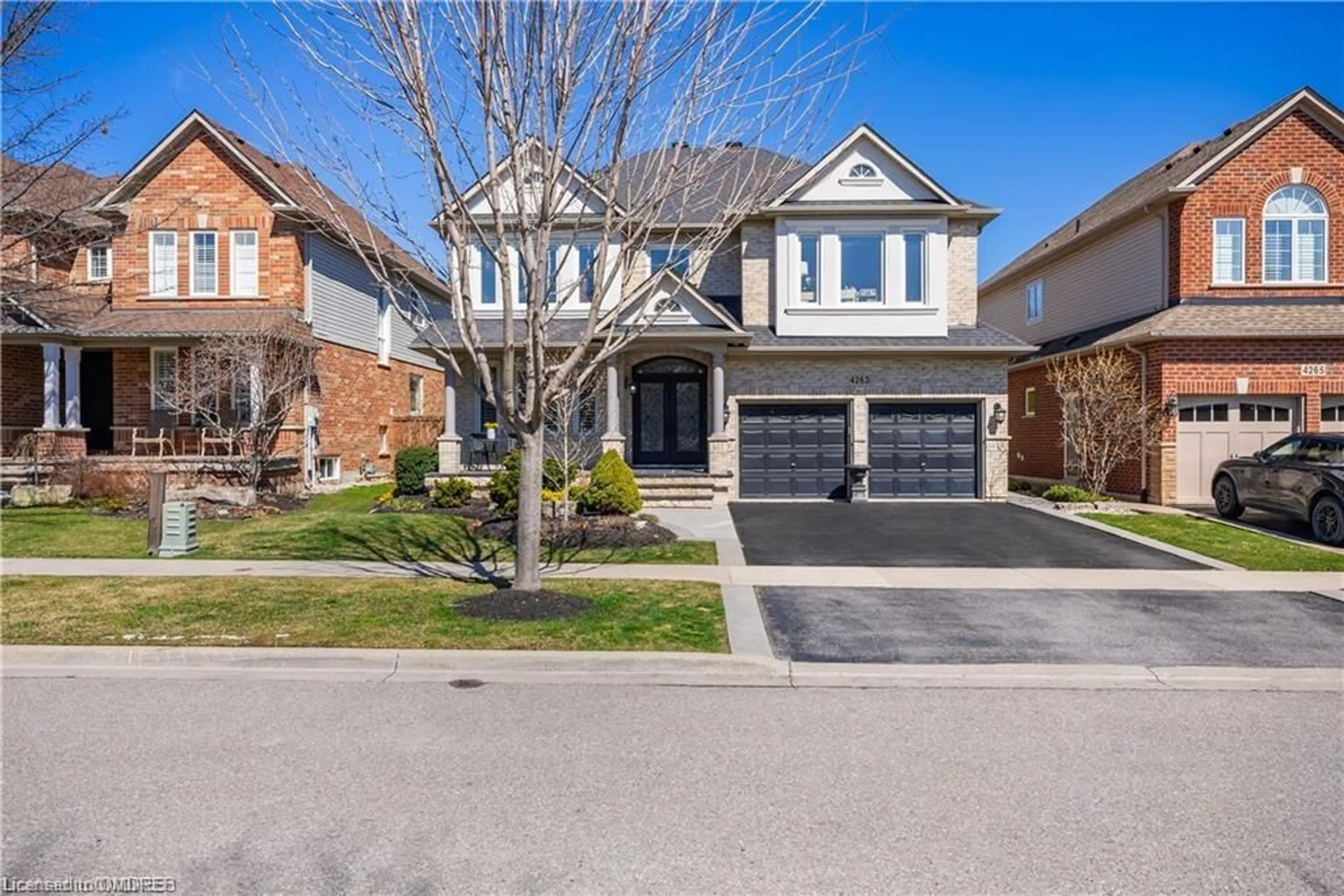 Frontside or backside of a home for 4263 Clubview Dr, Burlington Ontario L7M 4X2
