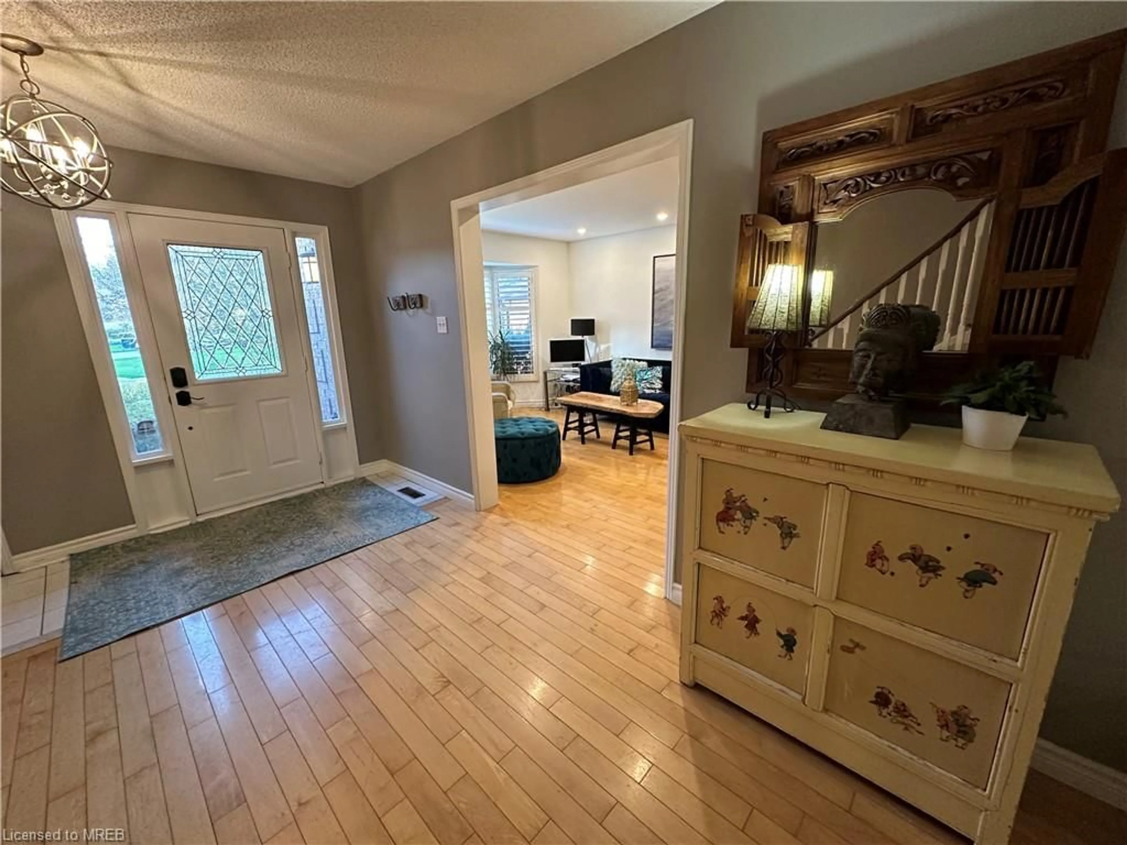 Indoor entryway for 28 Huntingwood Ave, Hamilton Ontario L9H 6V7