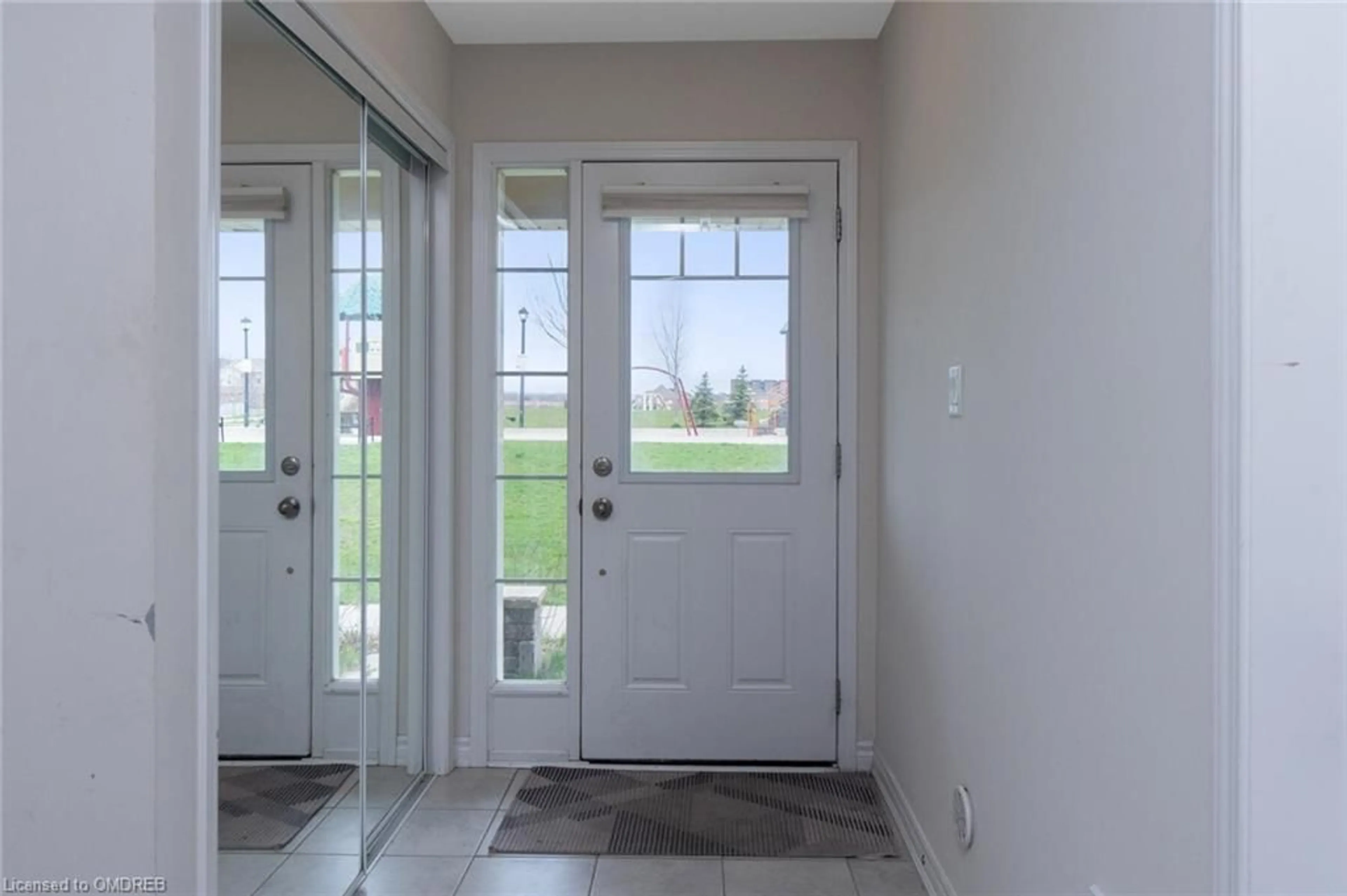 Indoor entryway for 15 Tight Crt, Milton Ontario L9T 8S2