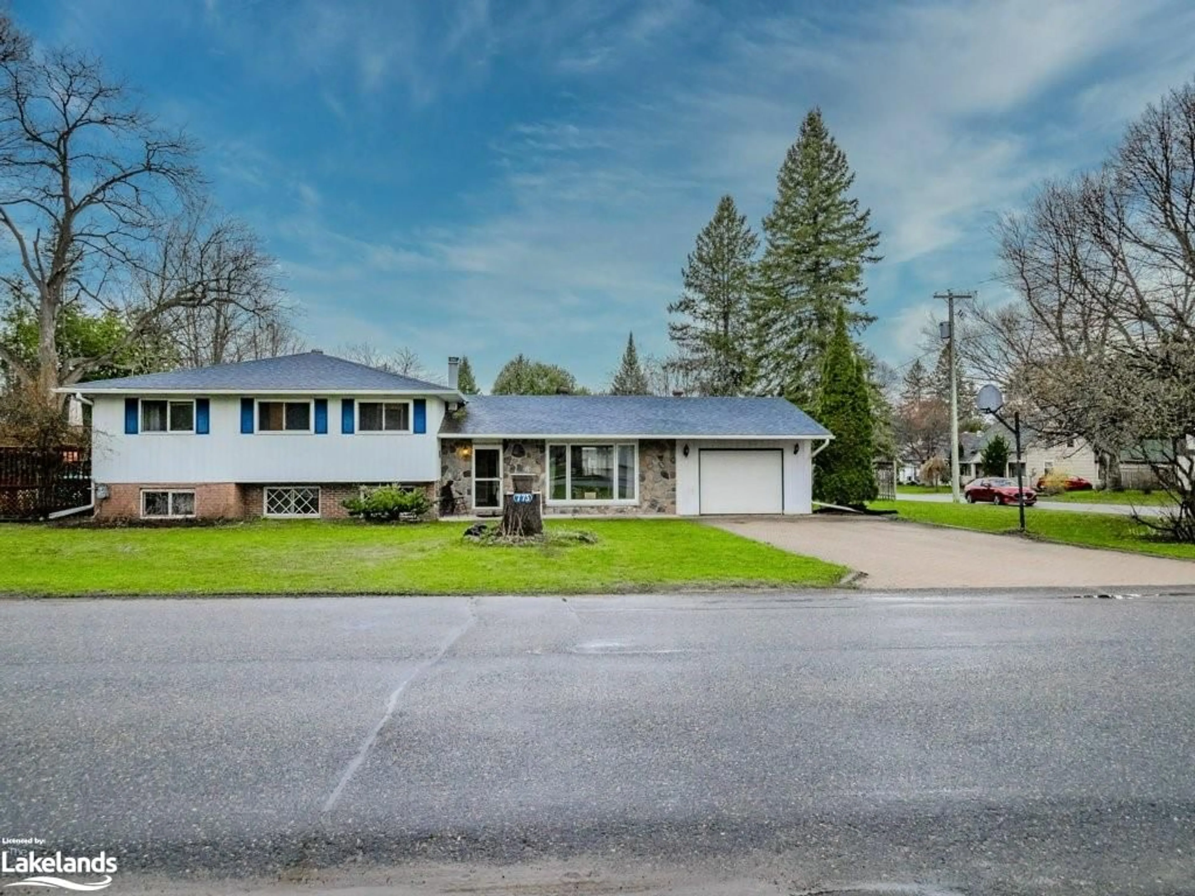 Frontside or backside of a home for 775 Sarah St, Gravenhurst Ontario P1P 1E4