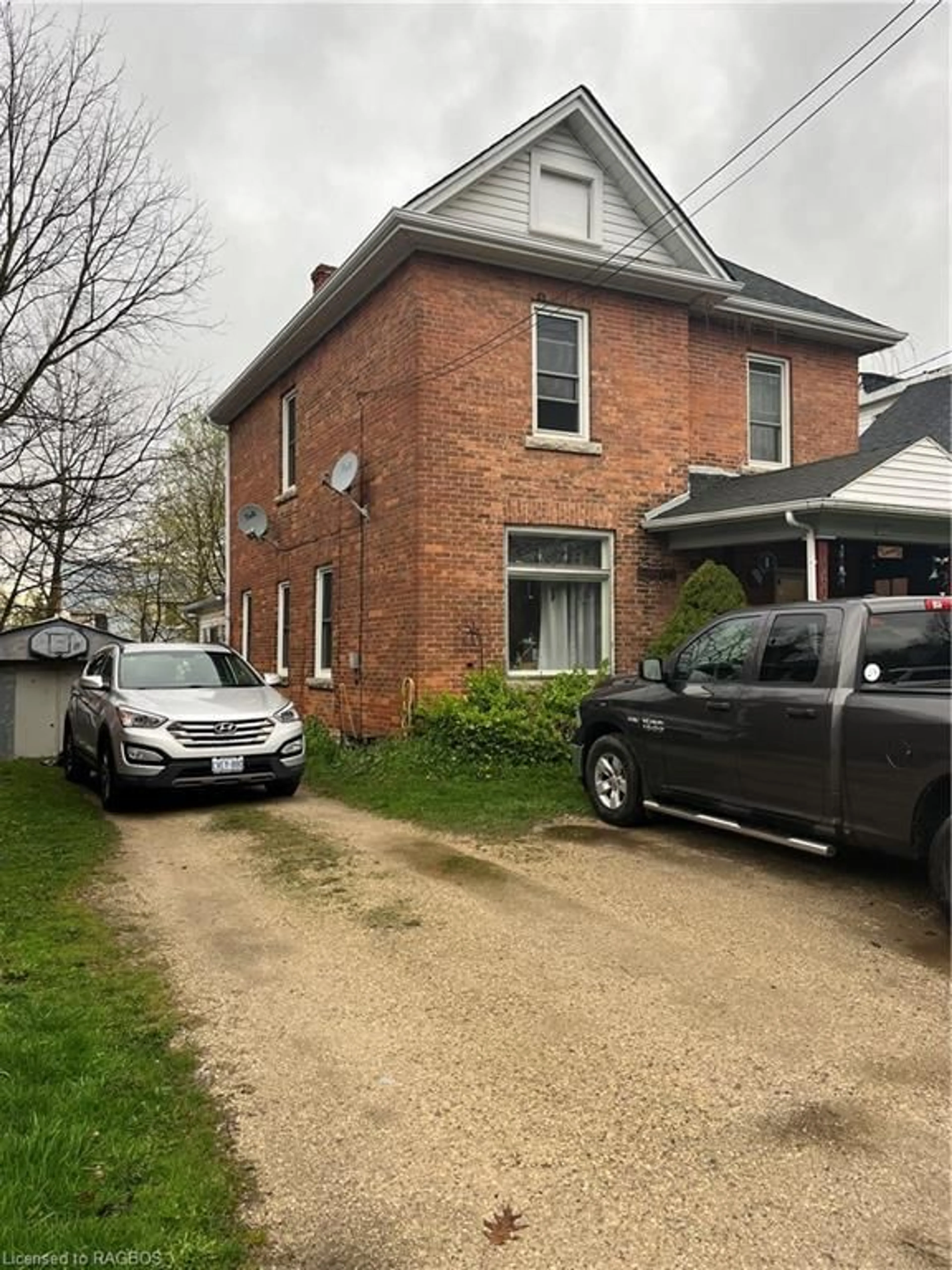 Frontside or backside of a home for 1060 4th Ave, Owen Sound Ontario N4K 2P2