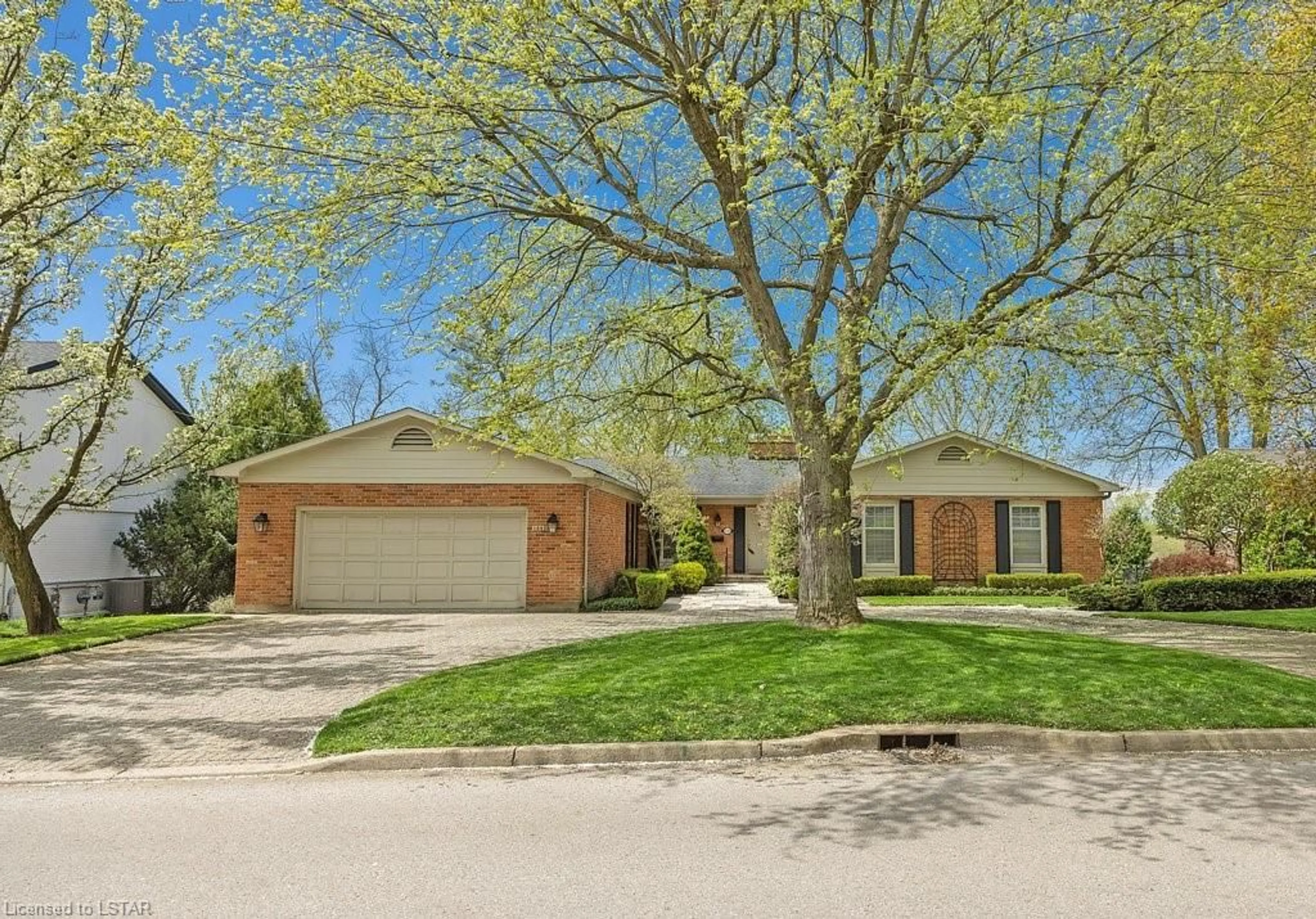 Frontside or backside of a home for 138 Hunt Club Dr, London Ontario N6H 3Y7