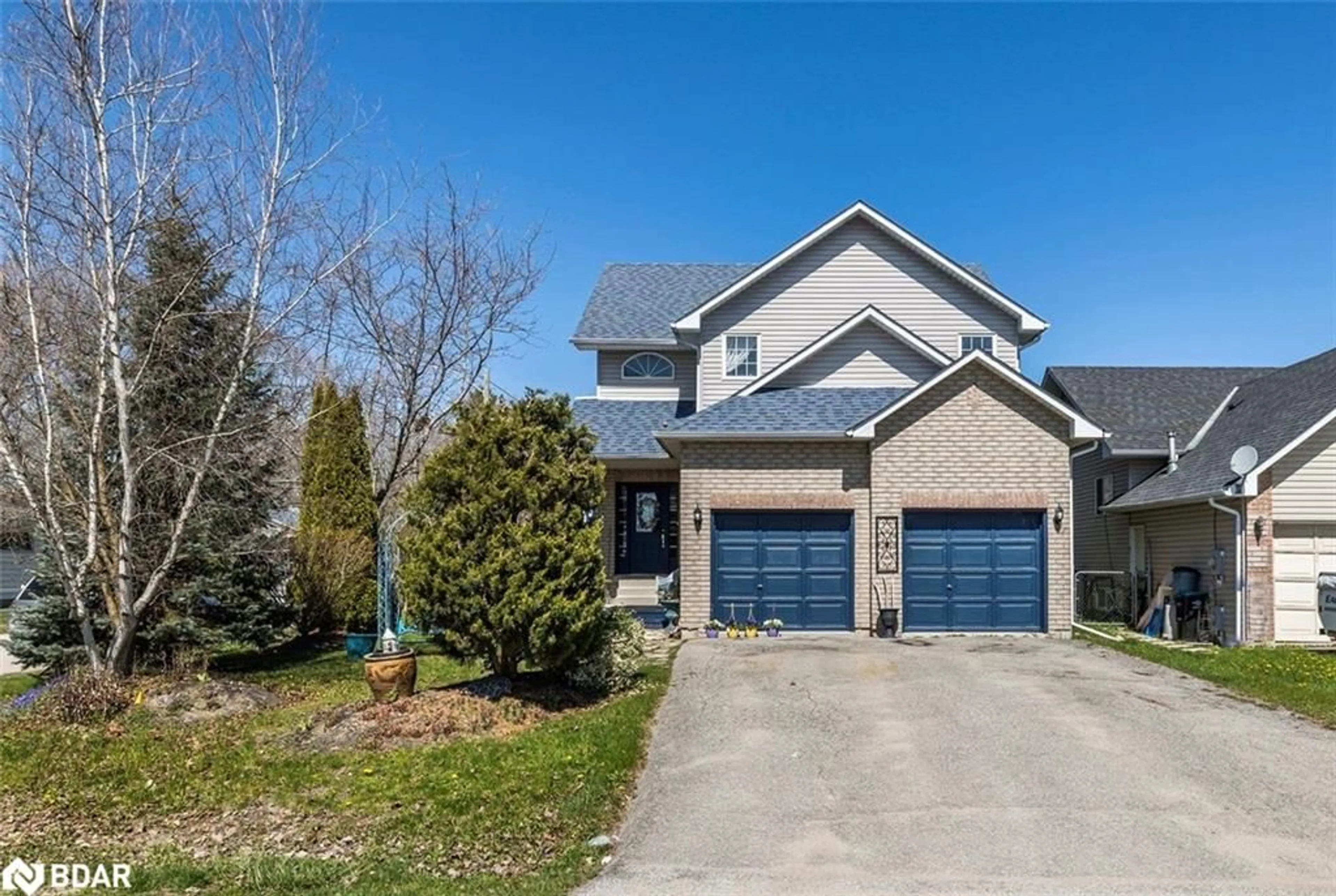 Frontside or backside of a home for 684 Lakelands Ave, Innisfil Ontario L9S 4E6