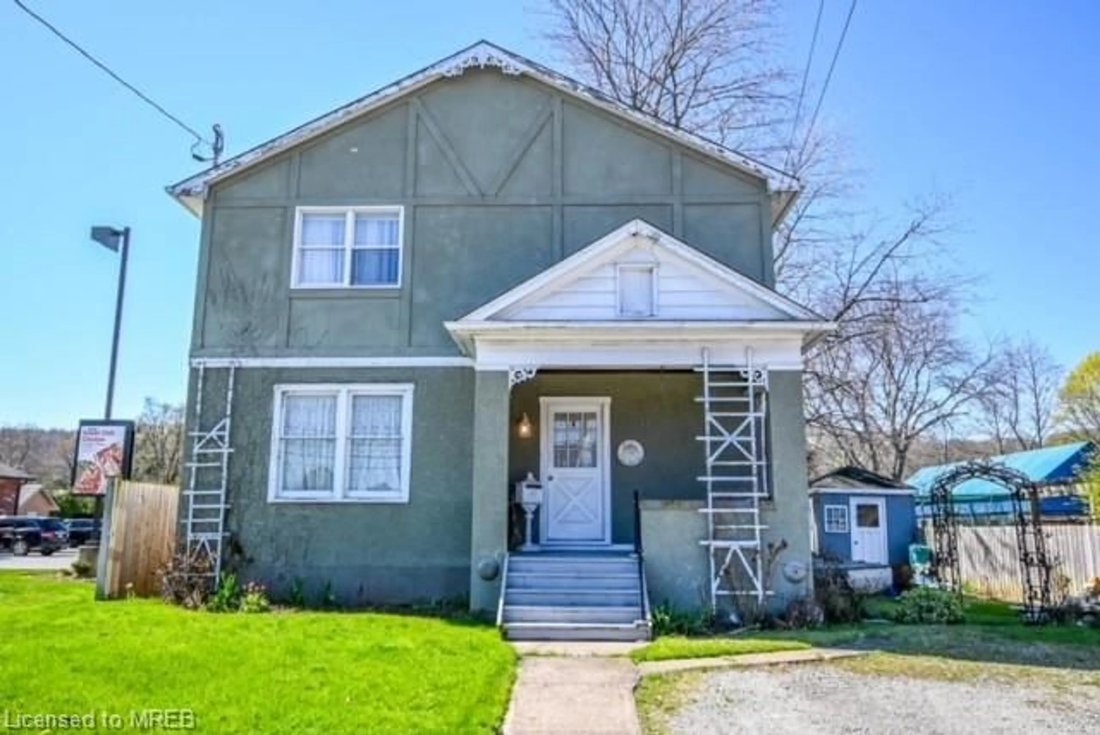 Frontside or backside of a home for 140 Main St, Grimsby Ontario L3M 1P1