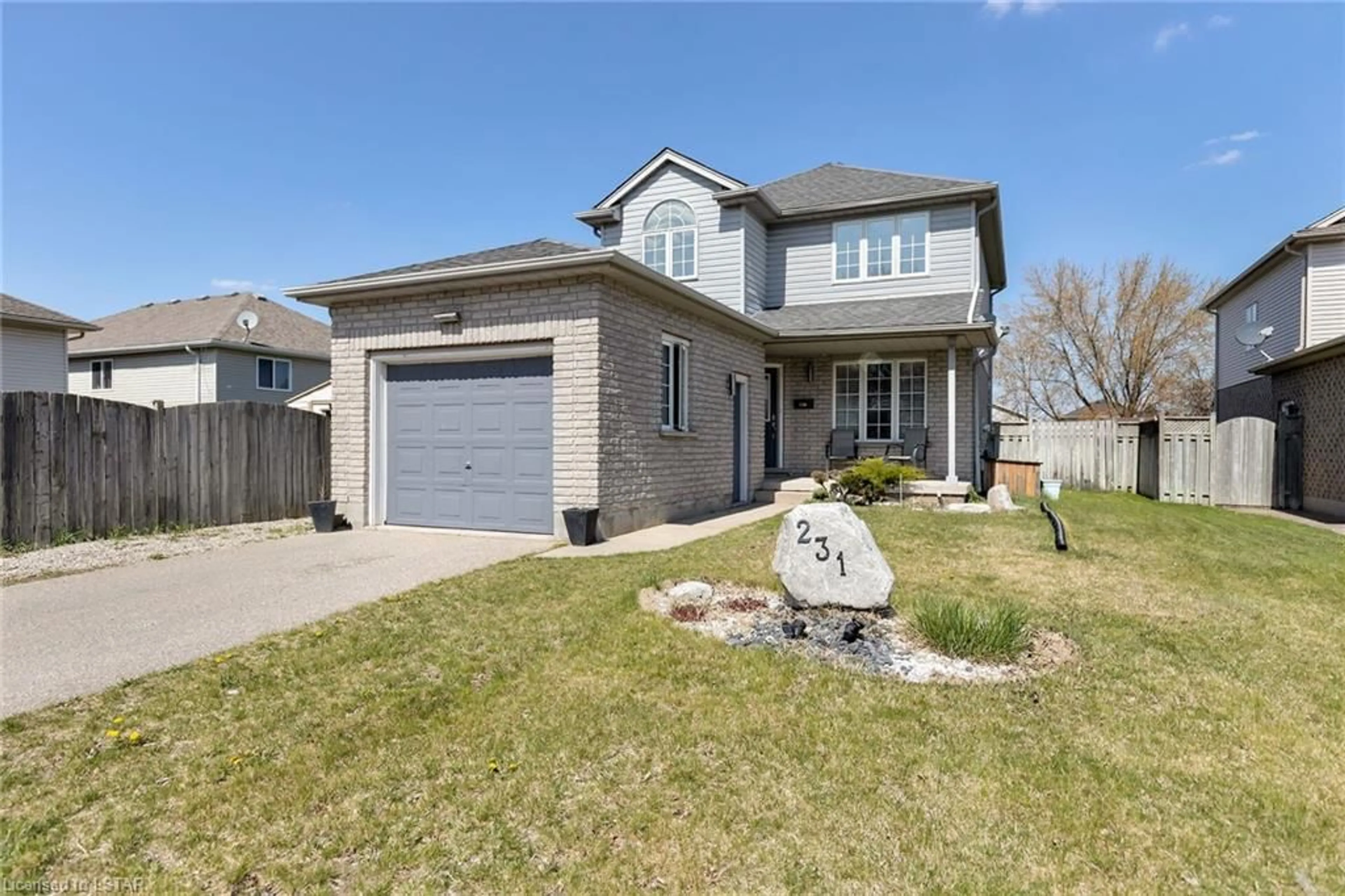 Frontside or backside of a home for 231 Parkview Dr, Strathroy Ontario N7G 4C1
