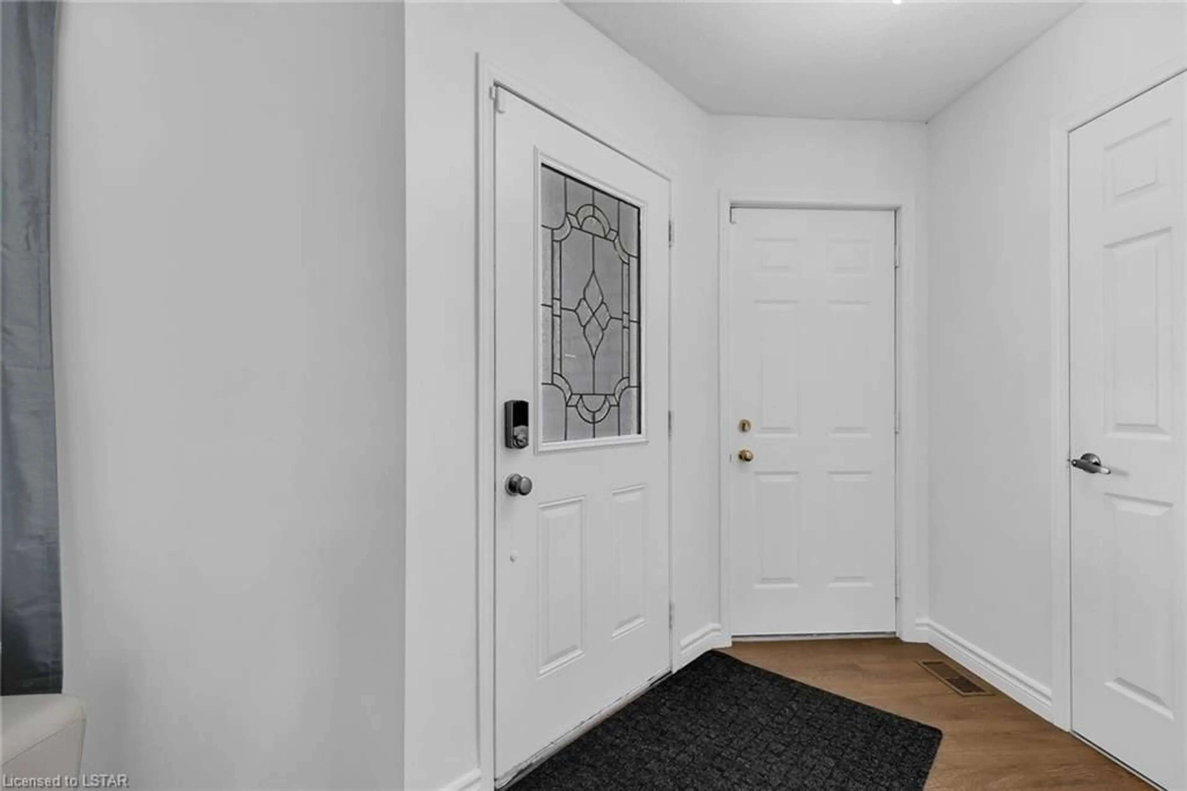 Indoor entryway for 231 Parkview Dr, Strathroy Ontario N7G 4C1